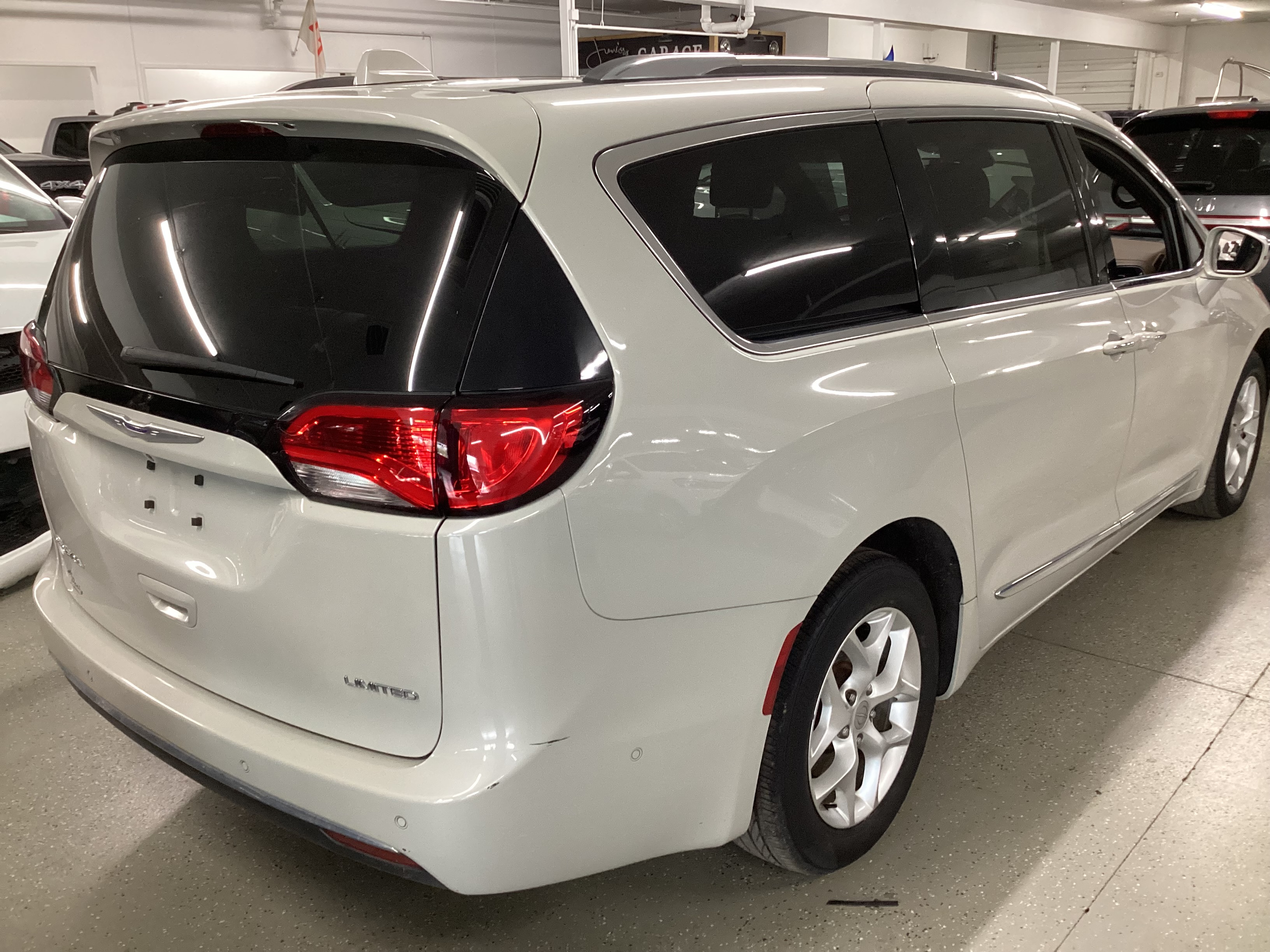2020 CHRYSLER Pacifica Limited - Image 3