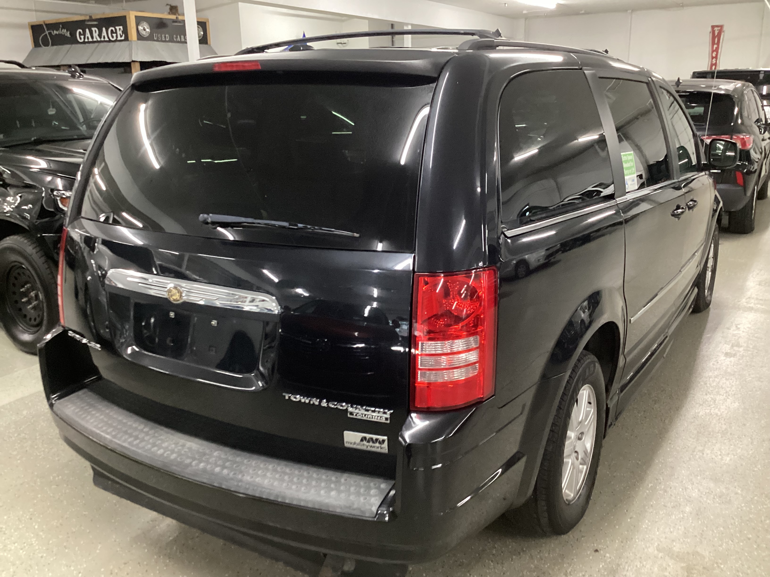 2010 CHRYSLER Town and Country Touring Handicap Accesible - Image 3