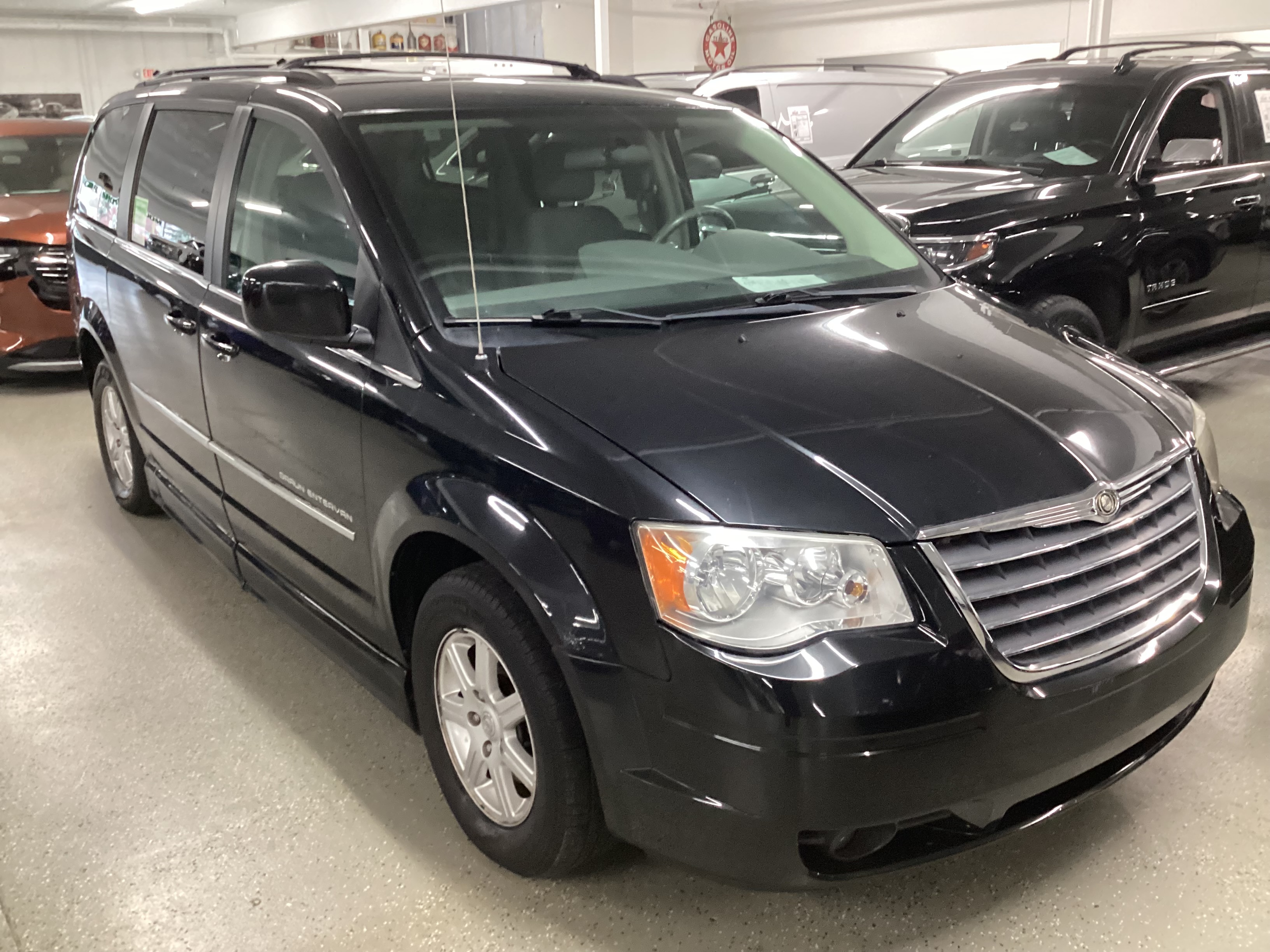 2010 CHRYSLER Town and Country Touring Handicap Accesible - Image 4