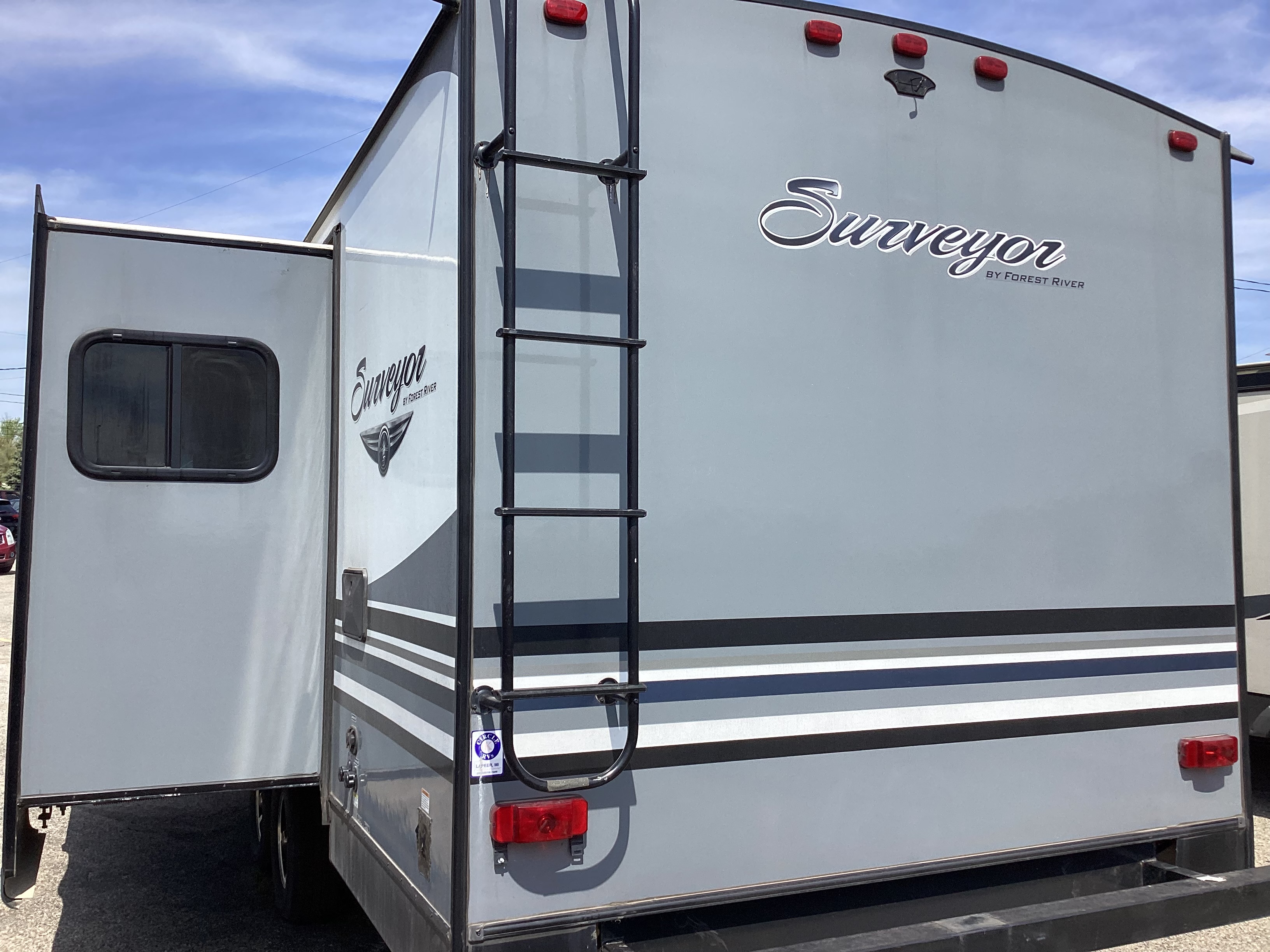 2019 FOREST RIVER Surveyor Luxury Series 267RBSS - Image 2