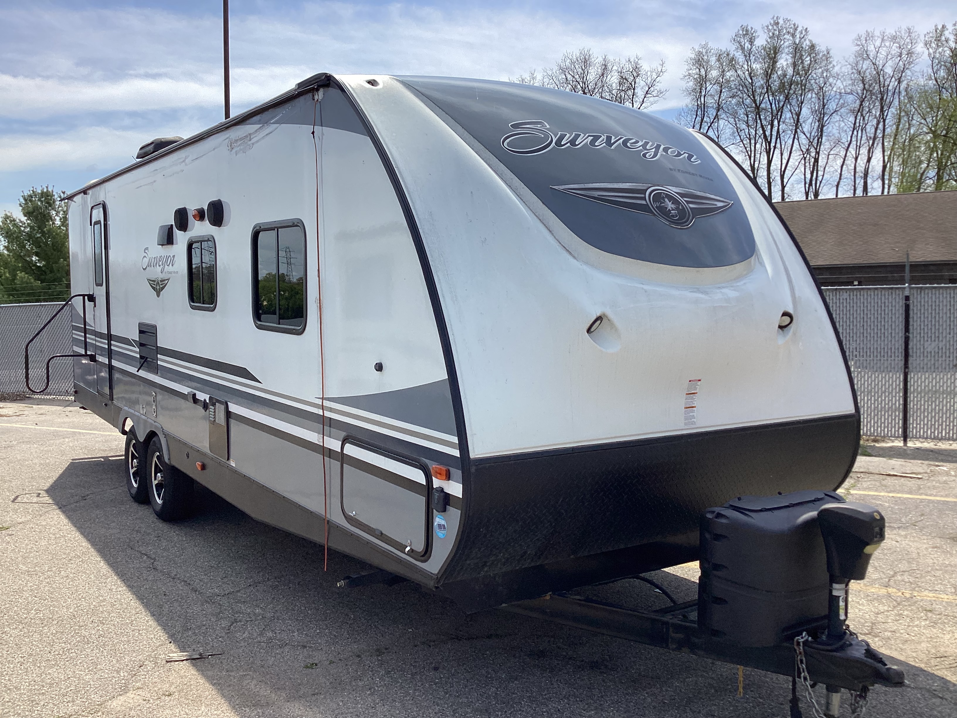 2019 FOREST RIVER Surveyor Luxury Series 267RBSS - Image 4