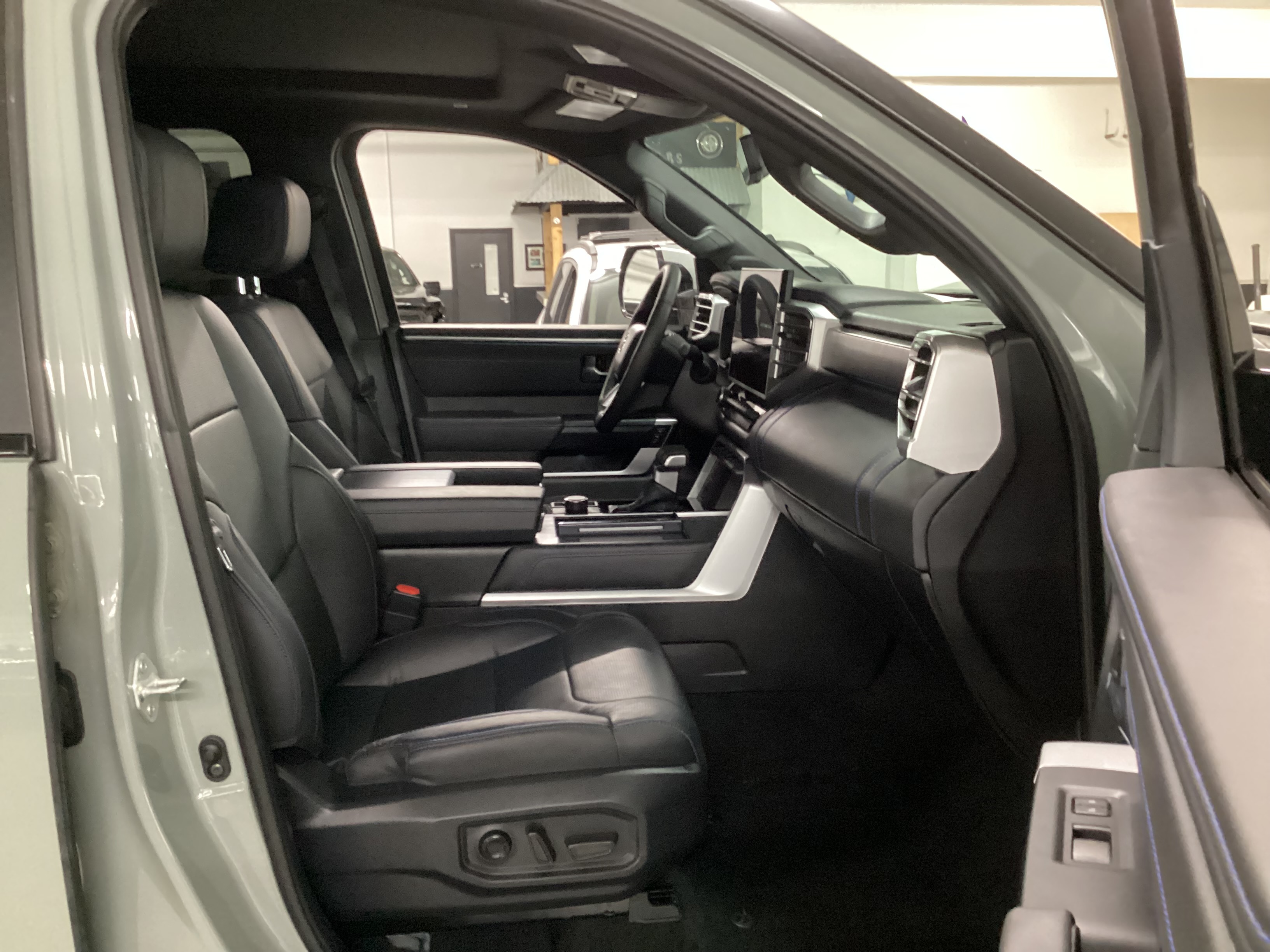 2025 TOYOTA Tundra Platinum CrewMax 4WD - Image 8
