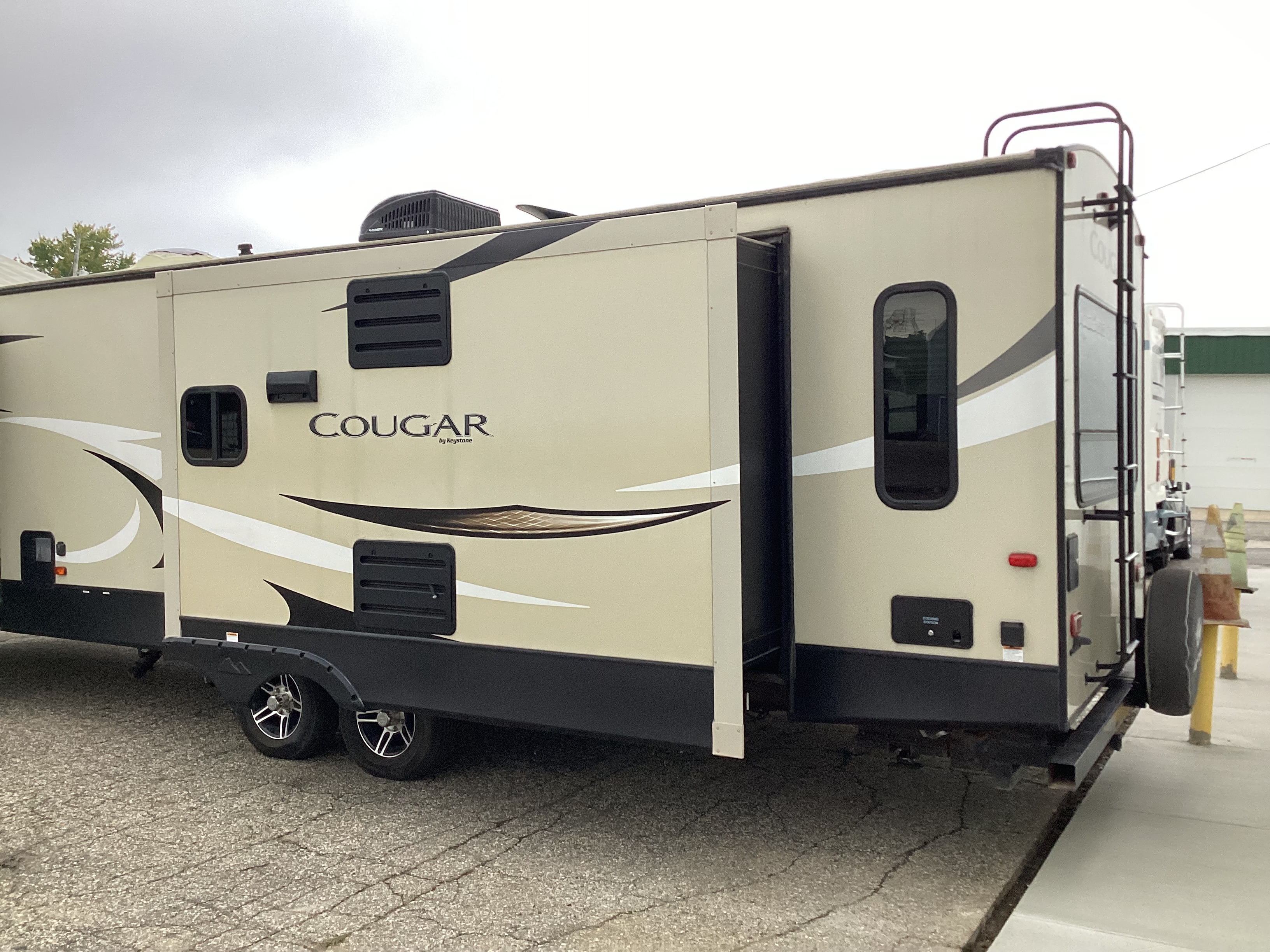 2019 KEYSTONE Cougar Series 32RLI - Image 2