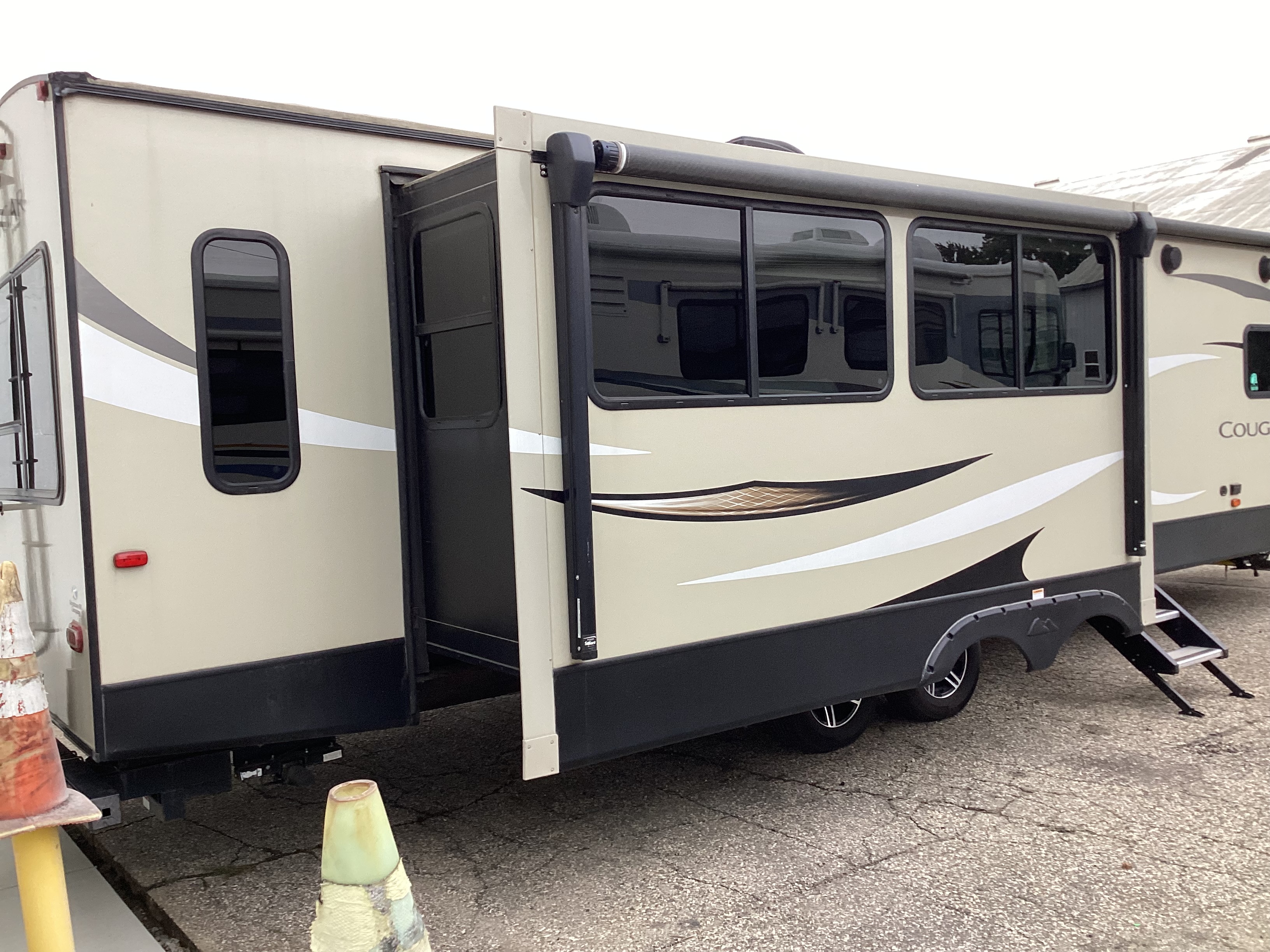 2019 KEYSTONE Cougar Series 32RLI - Image 3