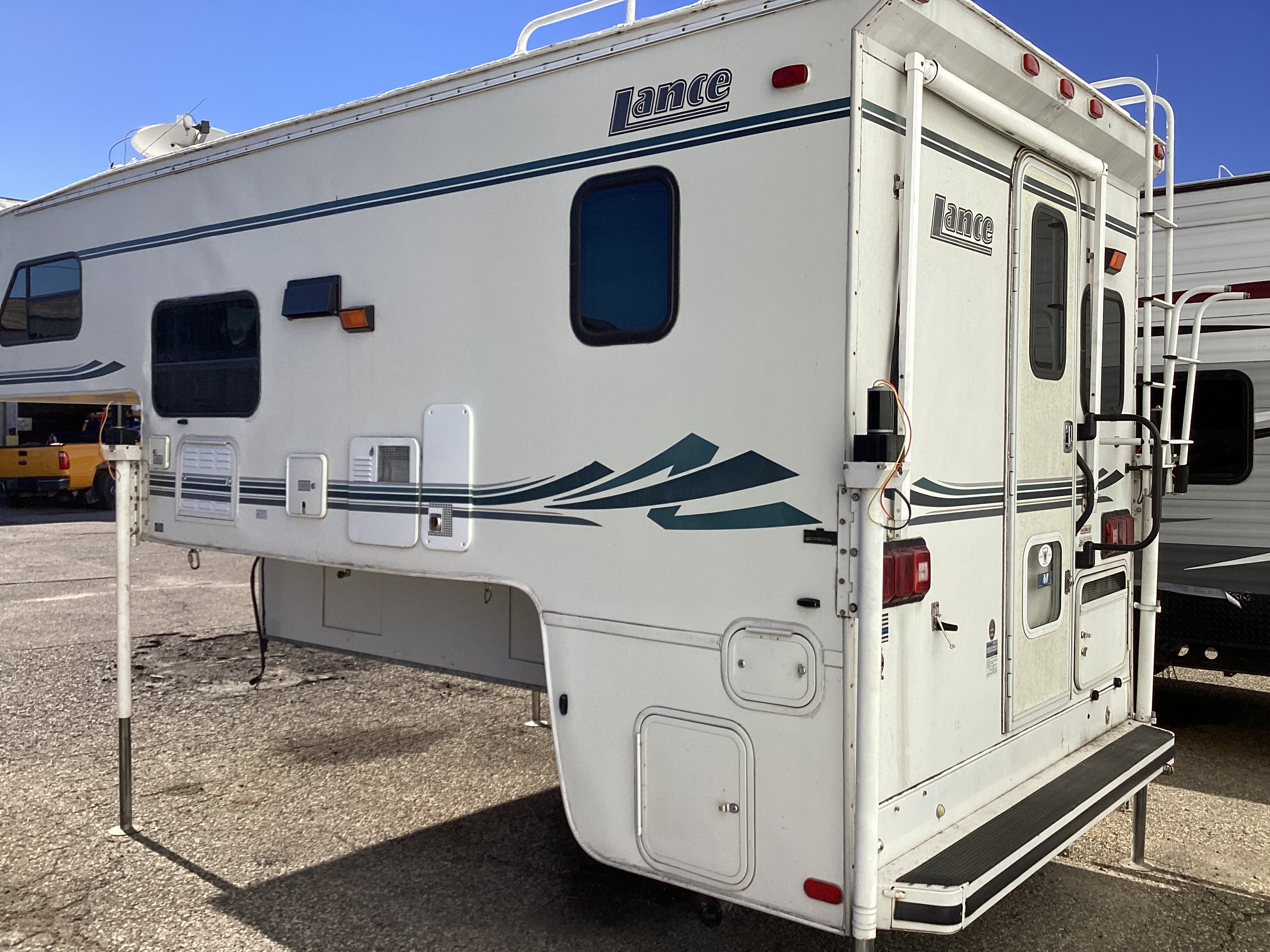2001 LANCE 1130 Truck Camper - Image 2