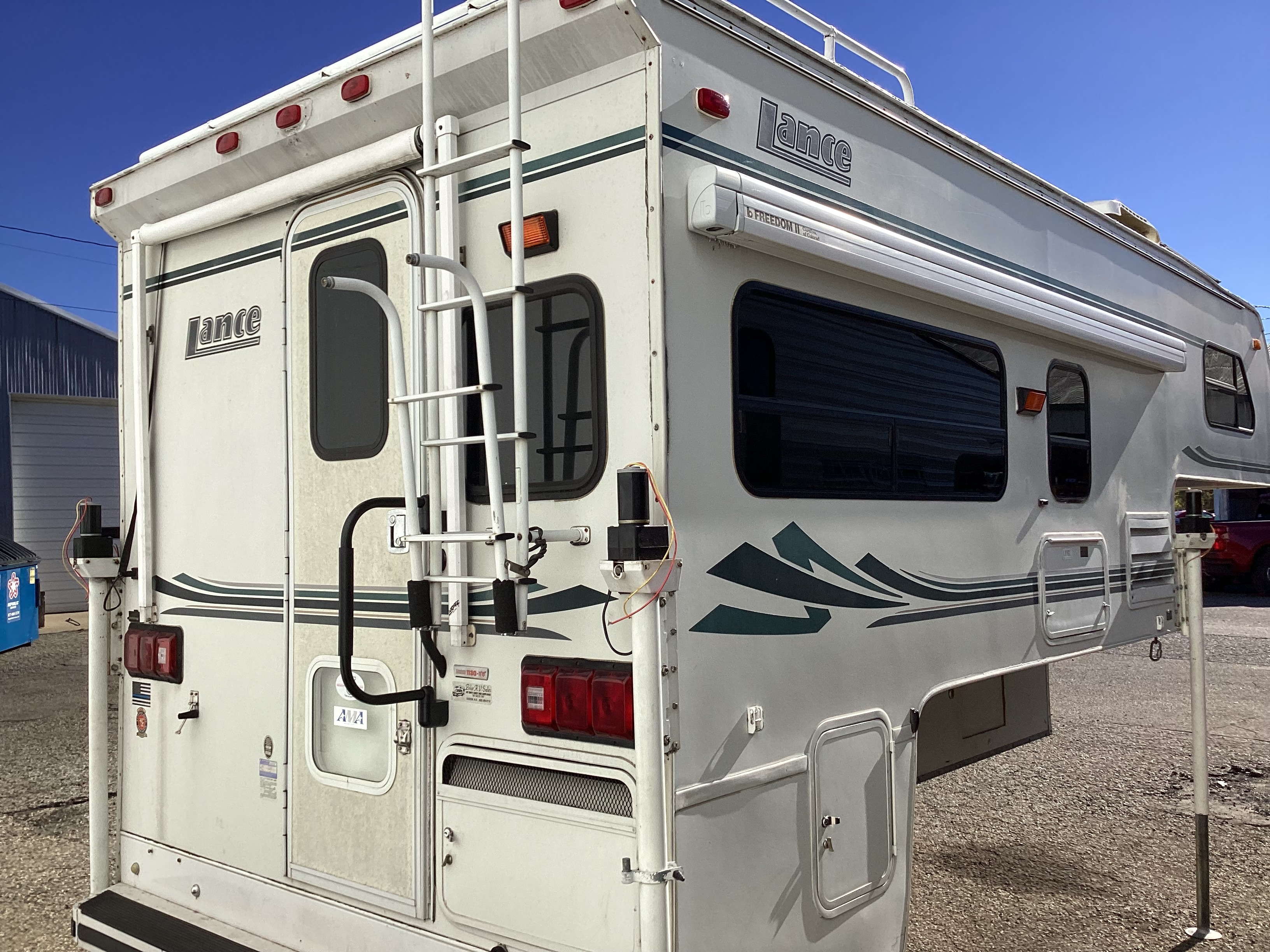 2001 LANCE 1130 Truck Camper - Image 3