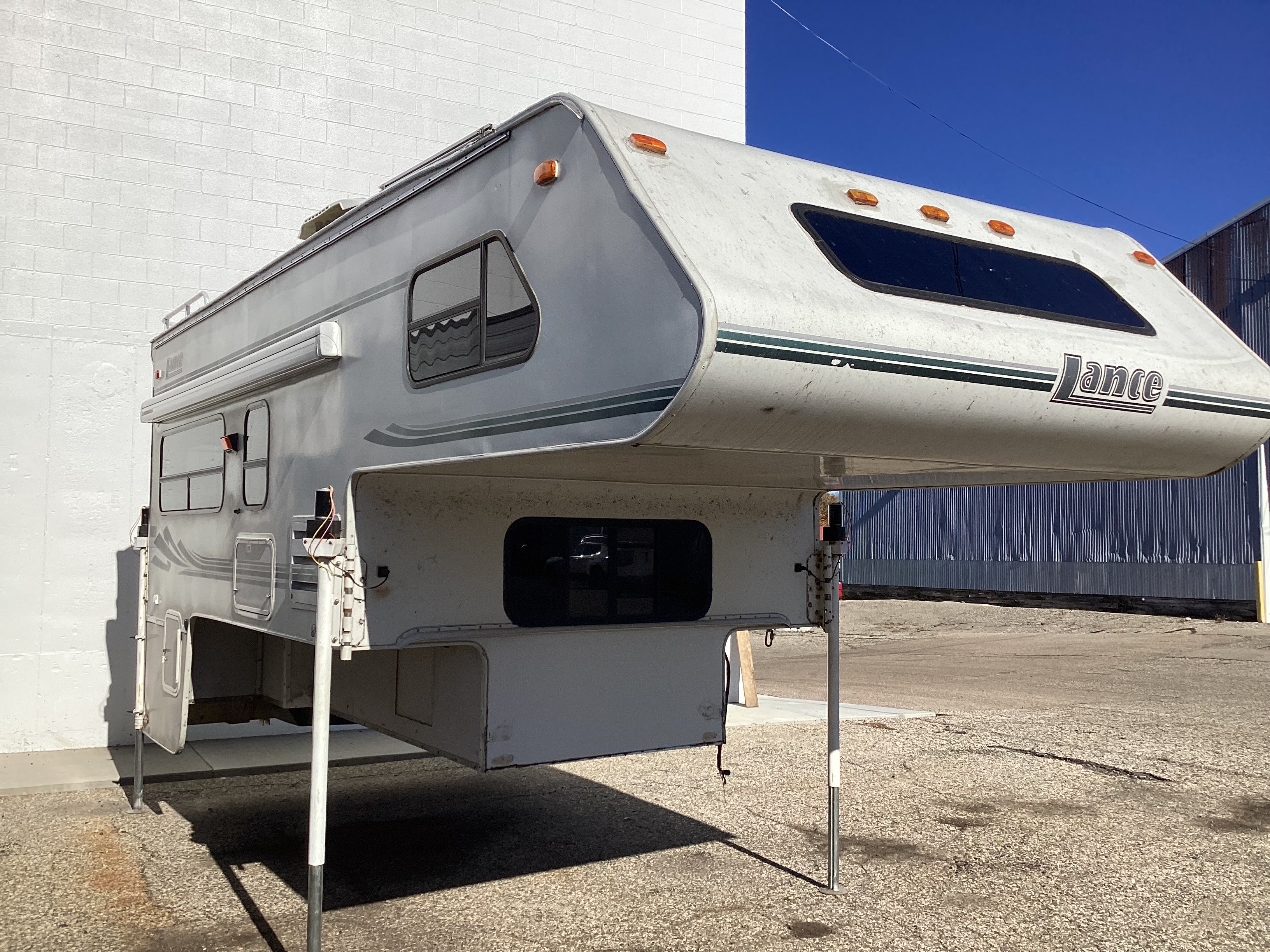 2001 LANCE 1130 Truck Camper - Image 4
