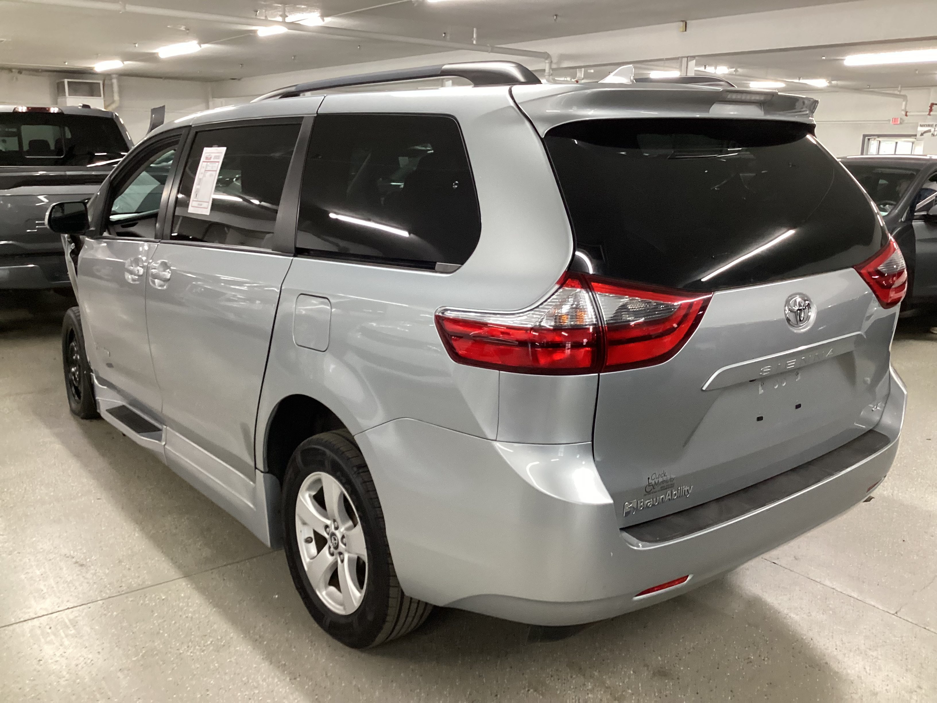 2020 TOYOTA Sienna LE Handicap Accessbile - Image 2