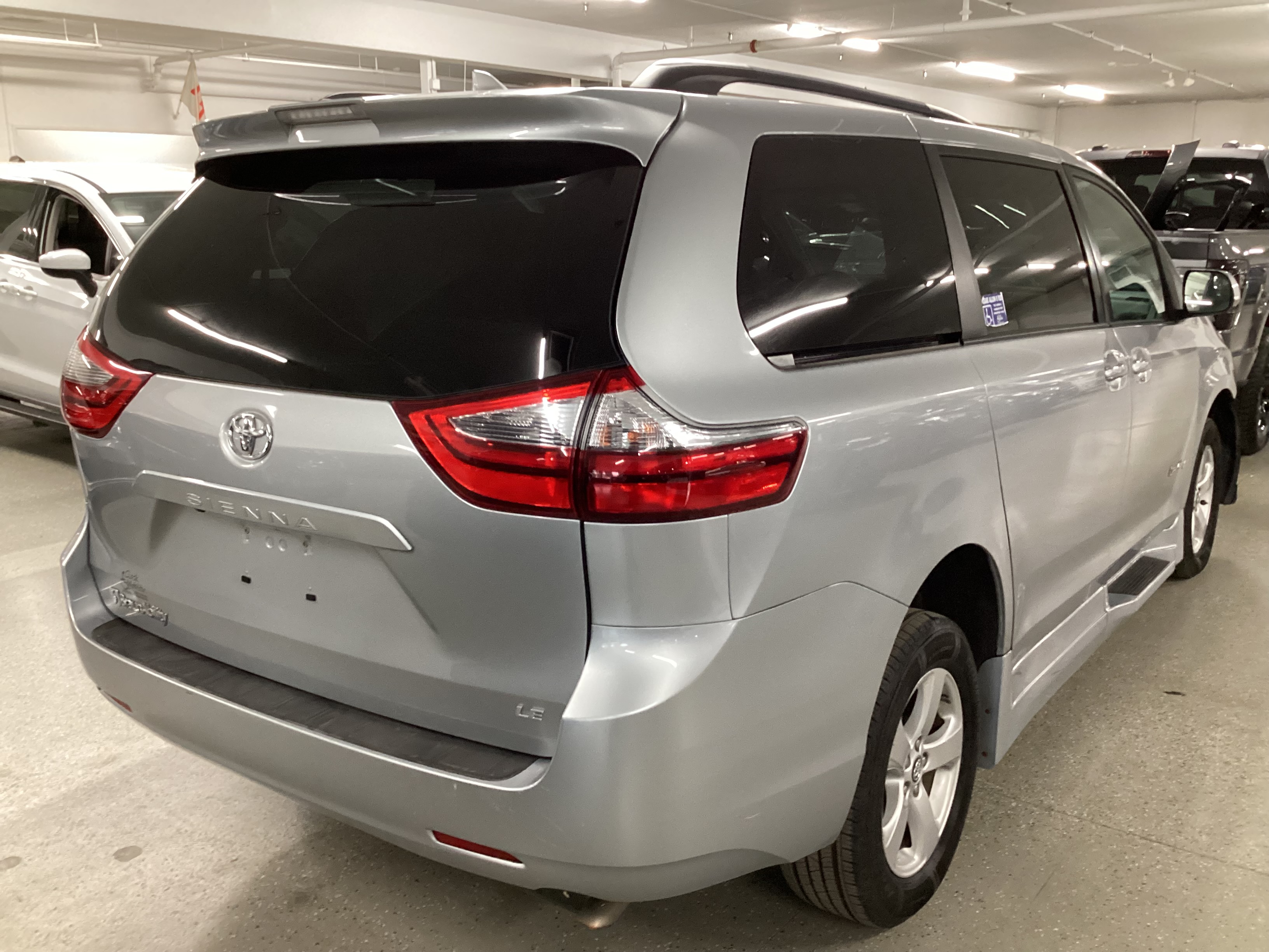 2020 TOYOTA Sienna LE Handicap Accessbile - Image 3