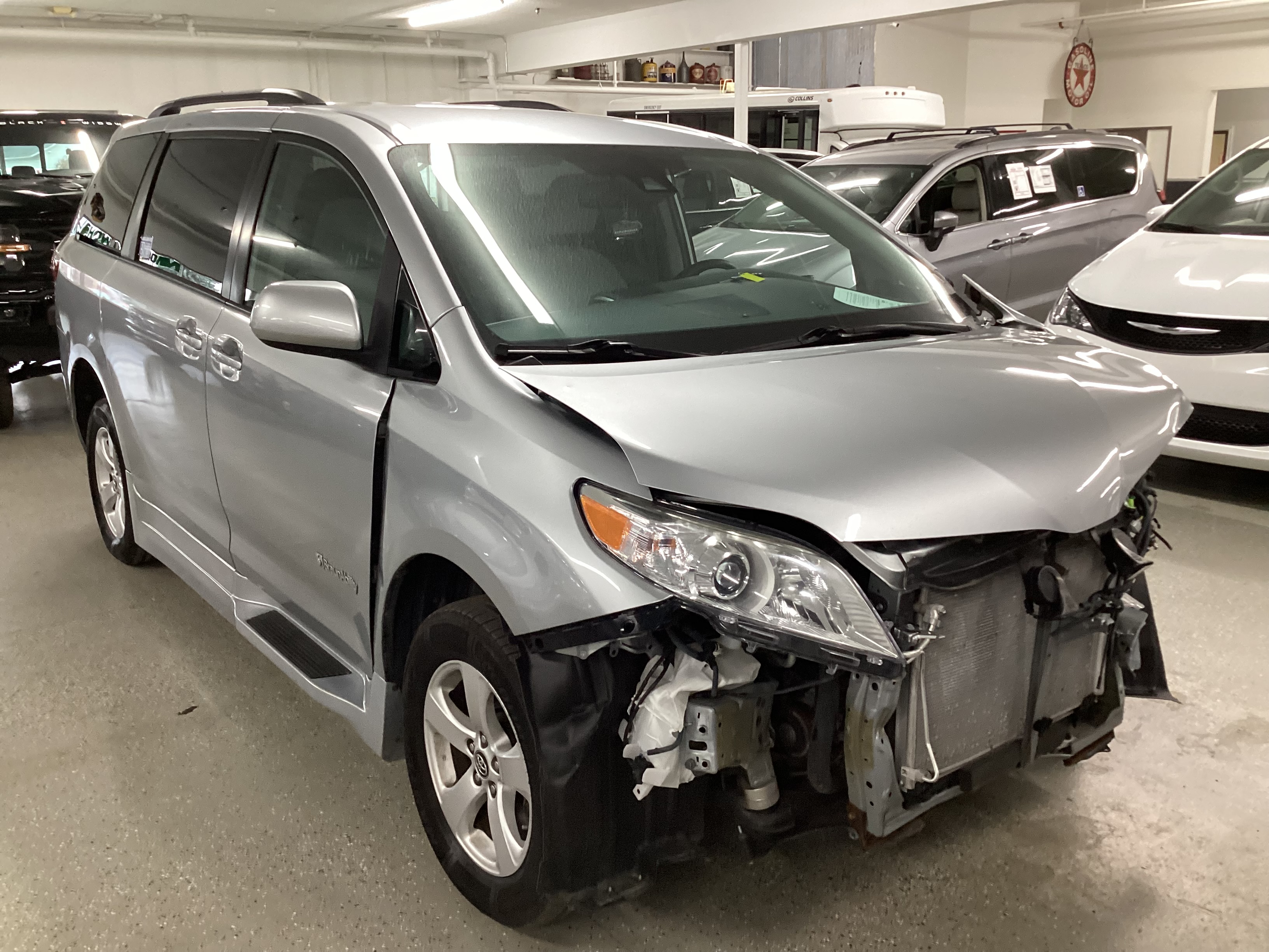 2020 TOYOTA Sienna LE Handicap Accessbile - Image 4