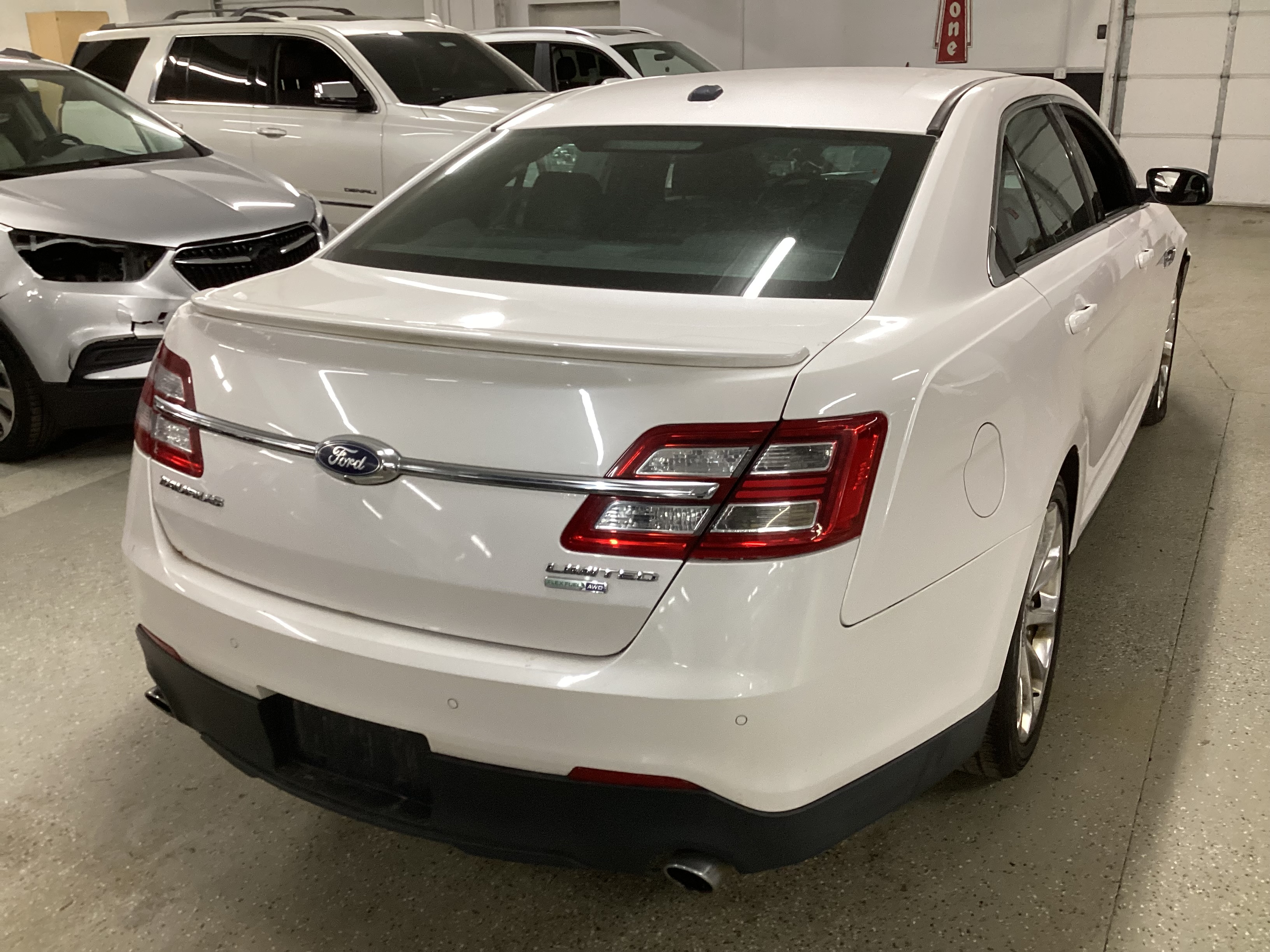 2016 FORD Taurus Limited AWD - Image 3