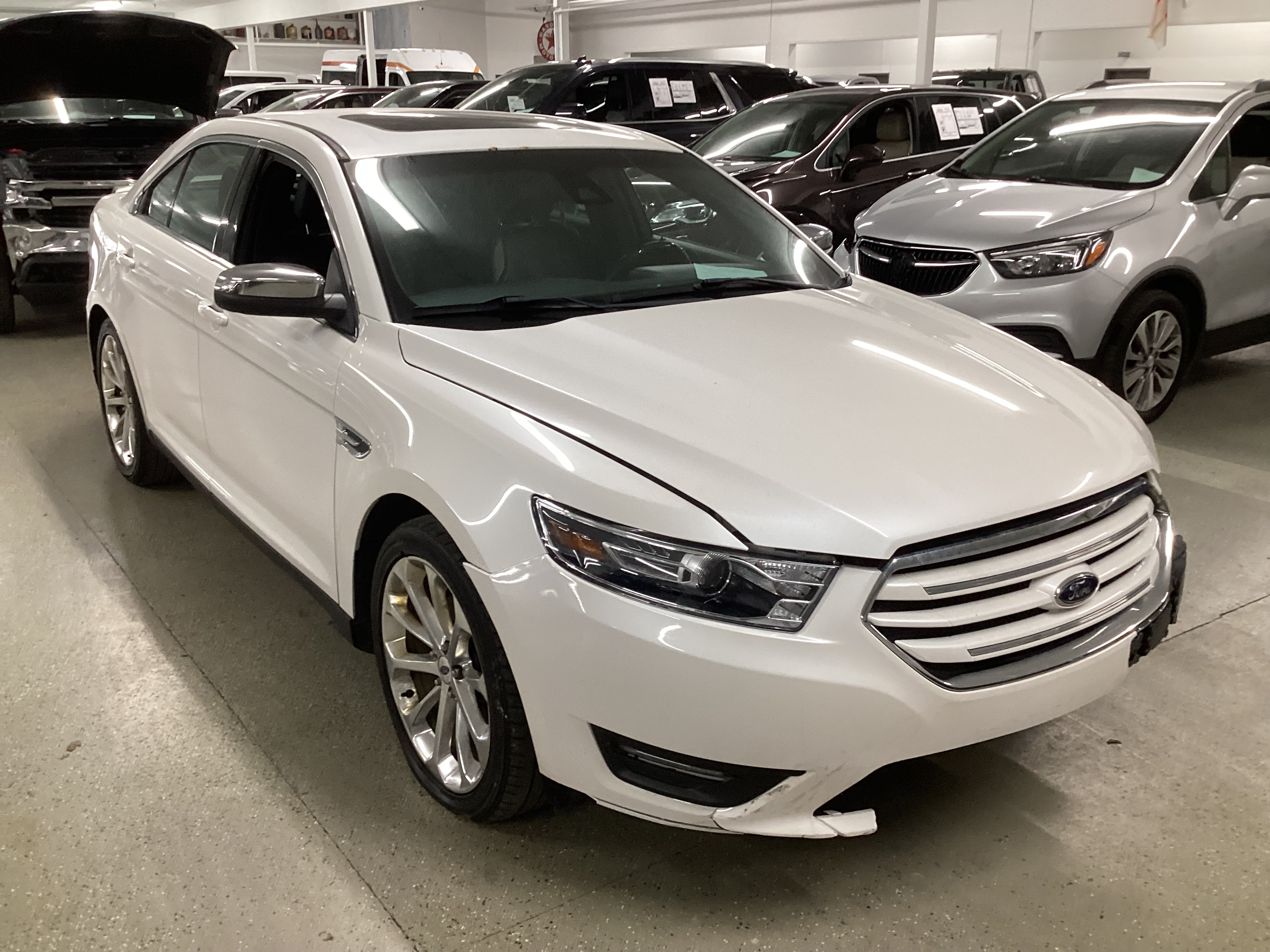 2016 FORD Taurus Limited AWD - Image 4