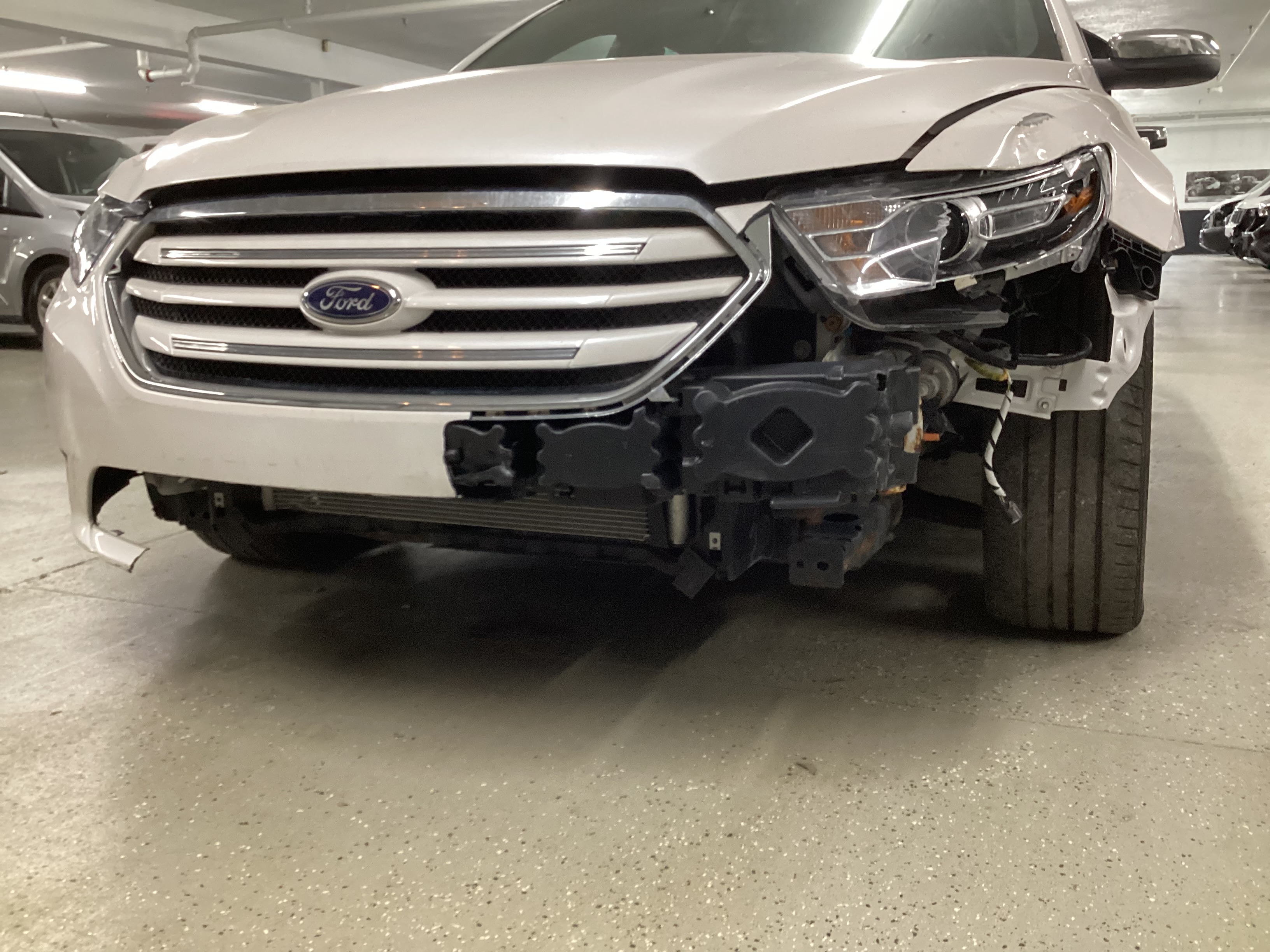 2016 FORD Taurus Limited AWD - Image 5