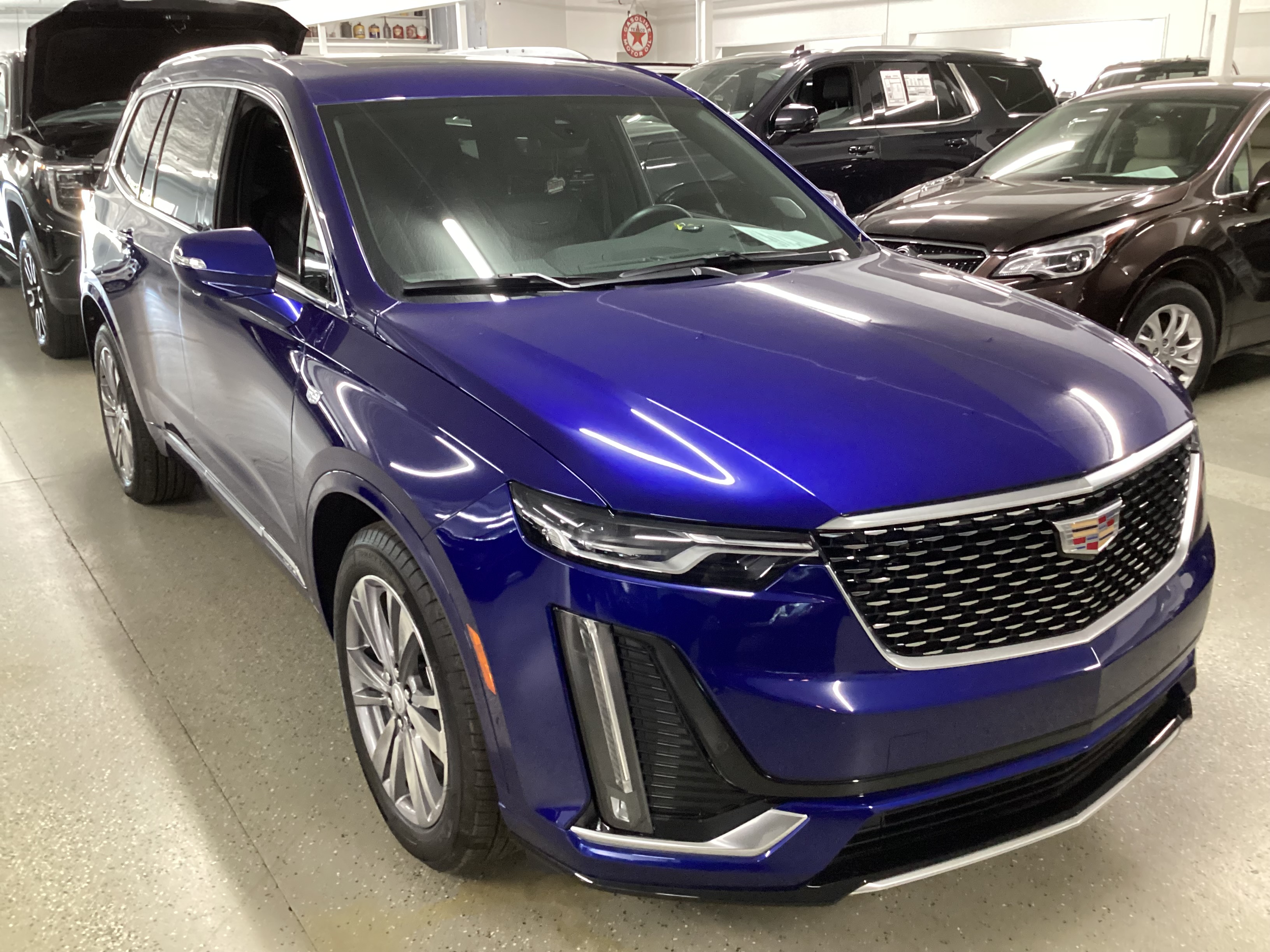 2025 CADILLAC XT6 AWD Premium Luxury - Image 4