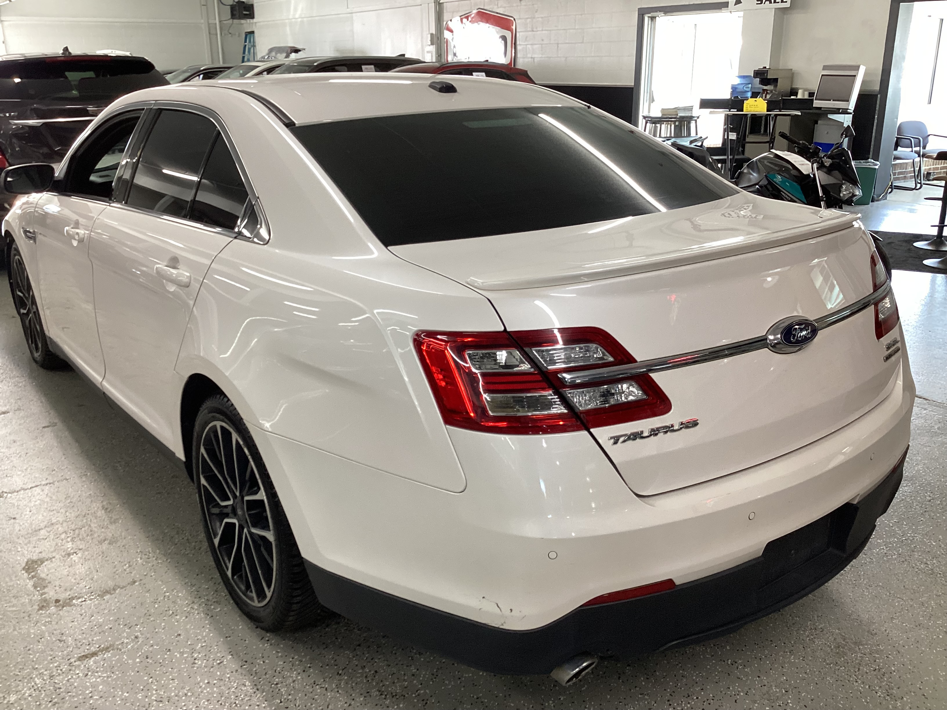 2017 FORD Taurus SEL - Image 2