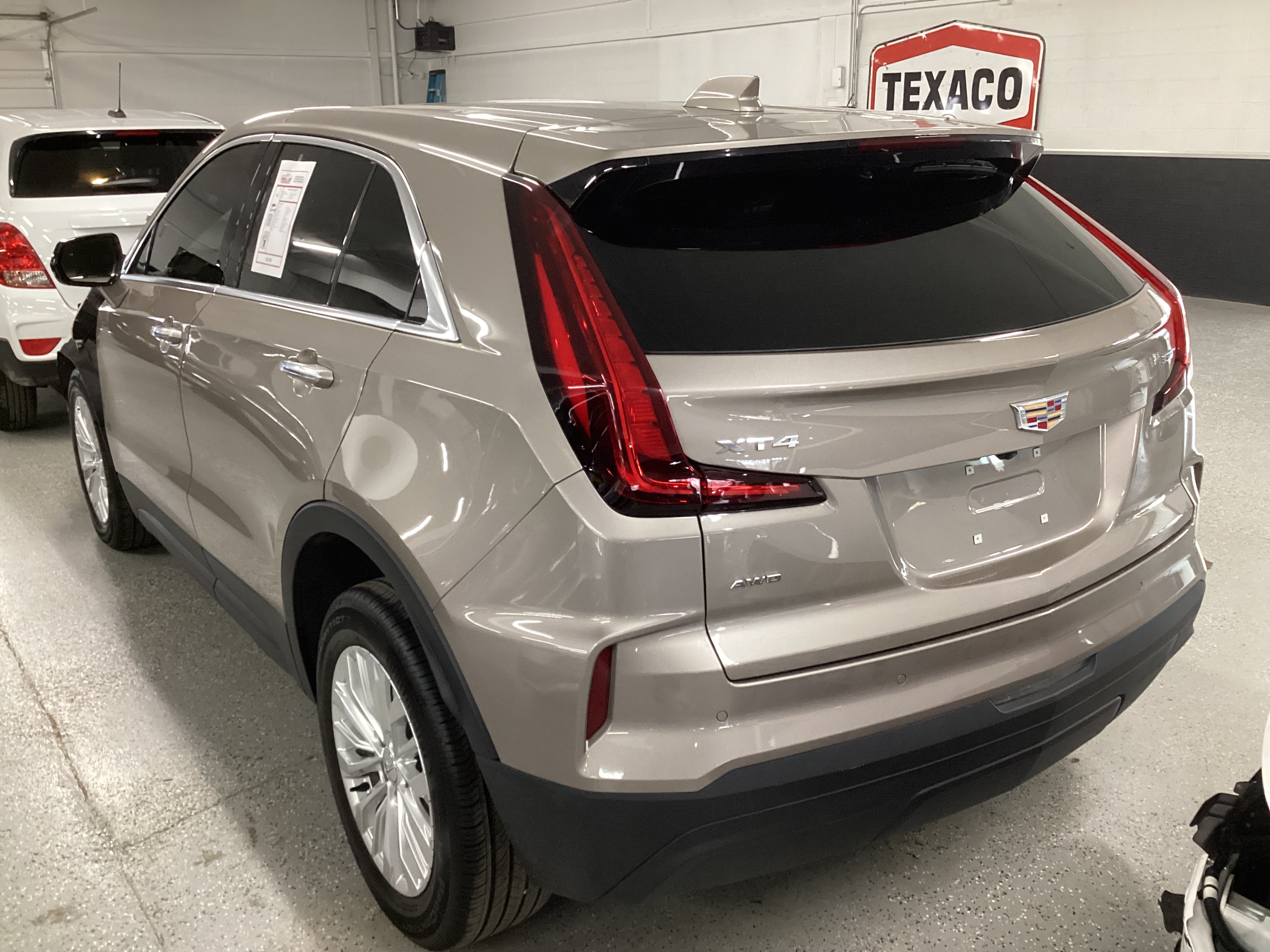 2024 CADILLAC XT4 Luxury AWD - Image 2