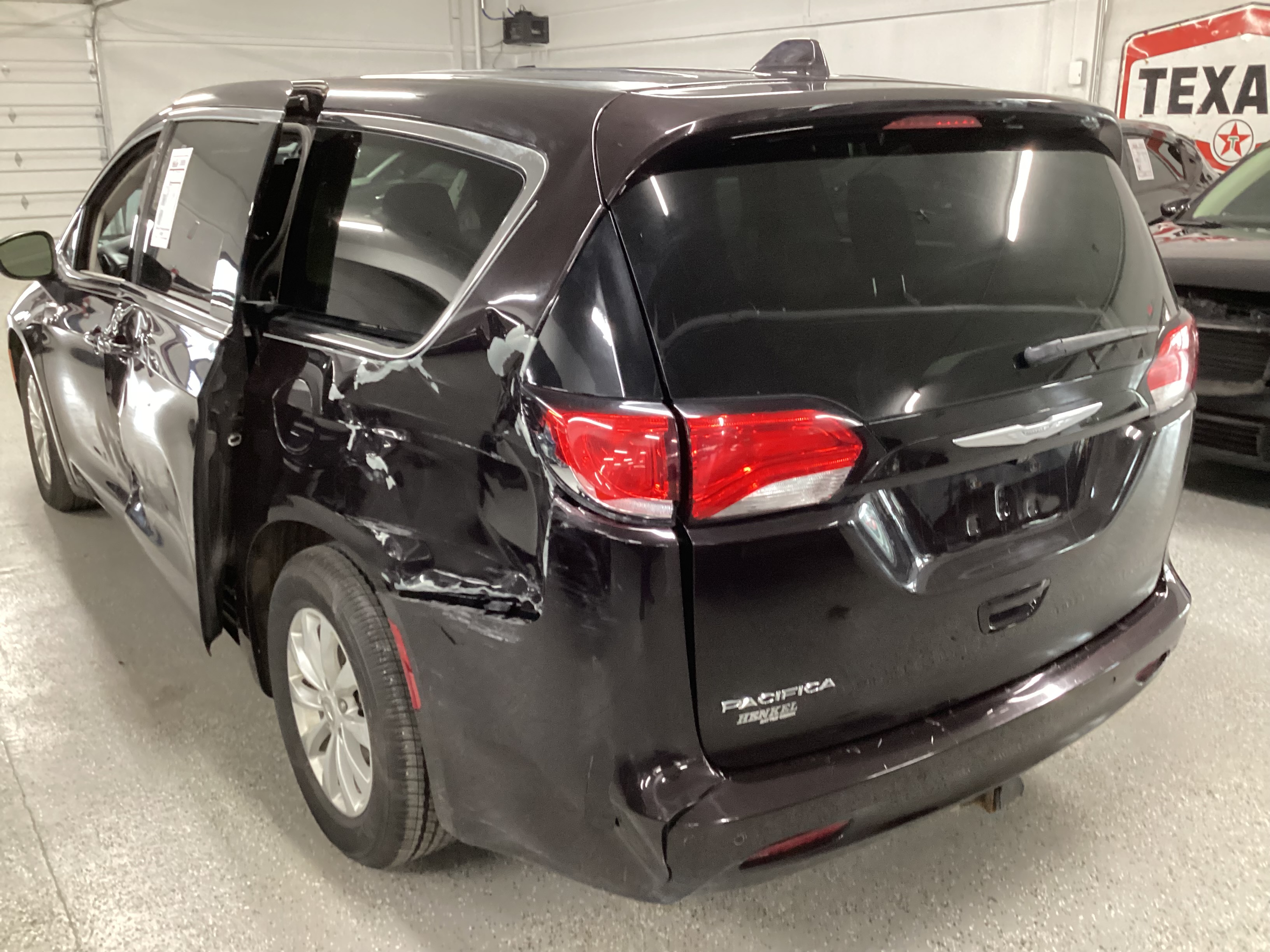 2017 CHRYSLER Pacifica Touring - Image 2