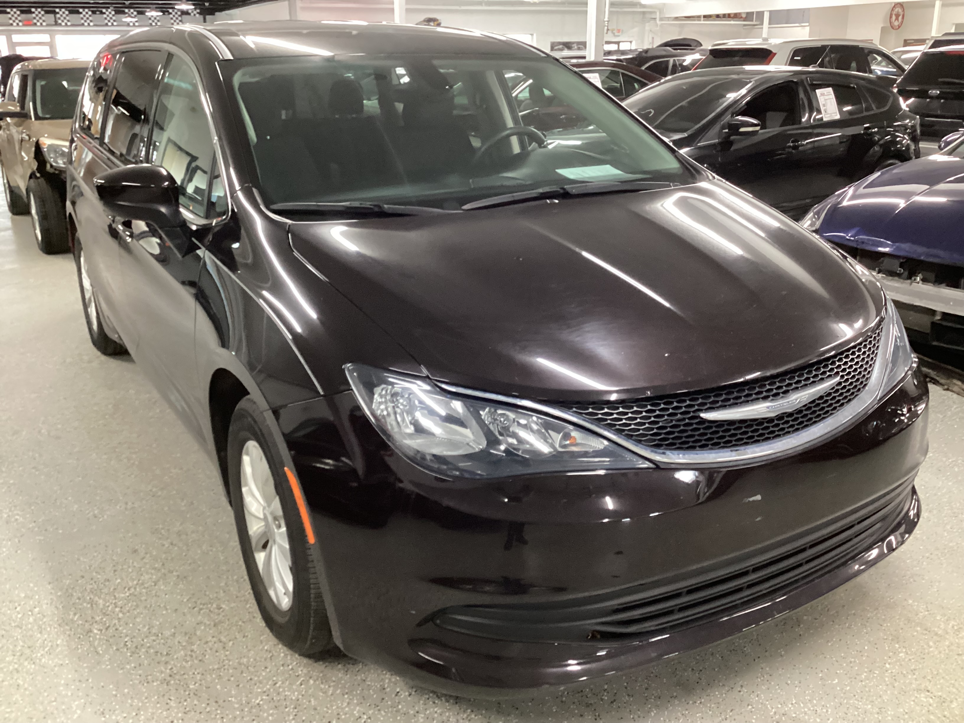 2017 CHRYSLER Pacifica Touring - Image 4