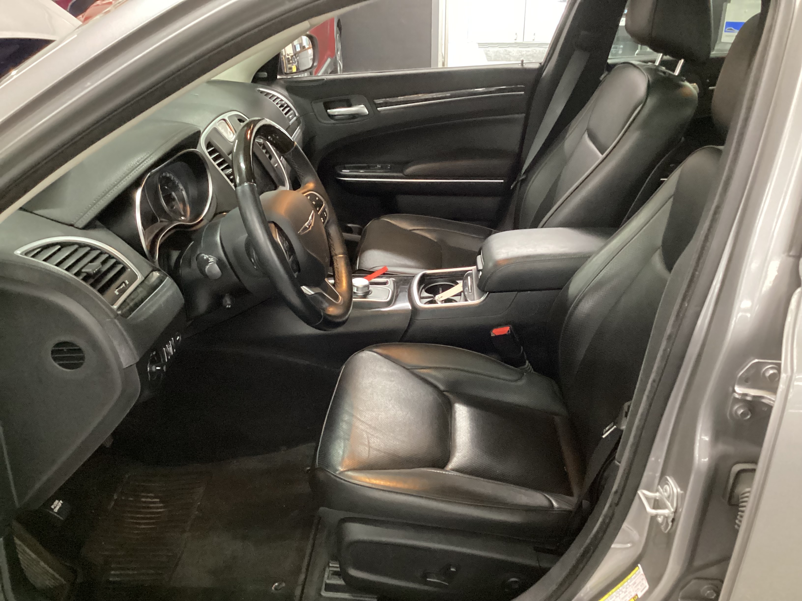 2018 CHRYSLER 300 Limited AWD - Image 5