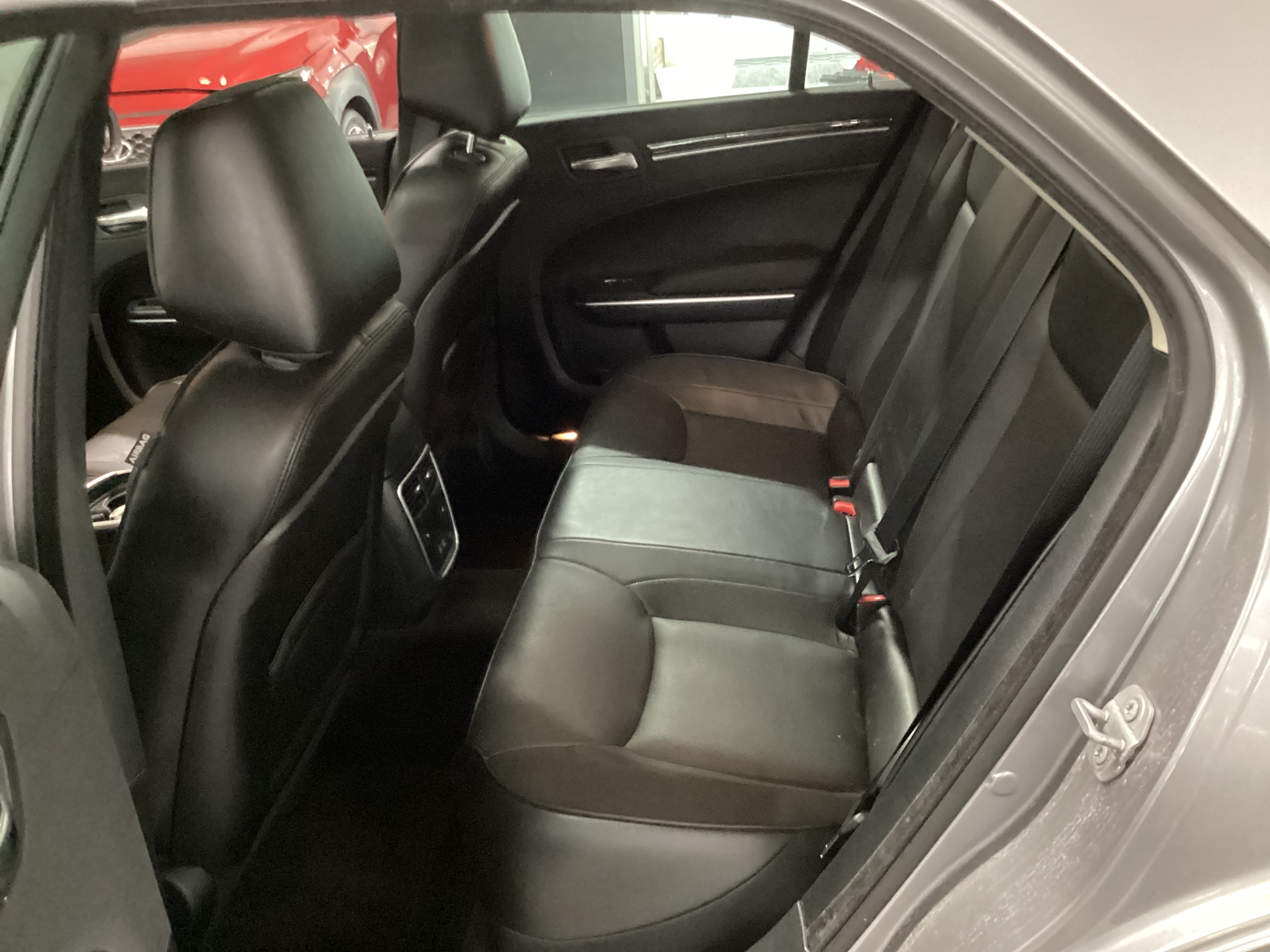 2018 CHRYSLER 300 Limited AWD - Image 6