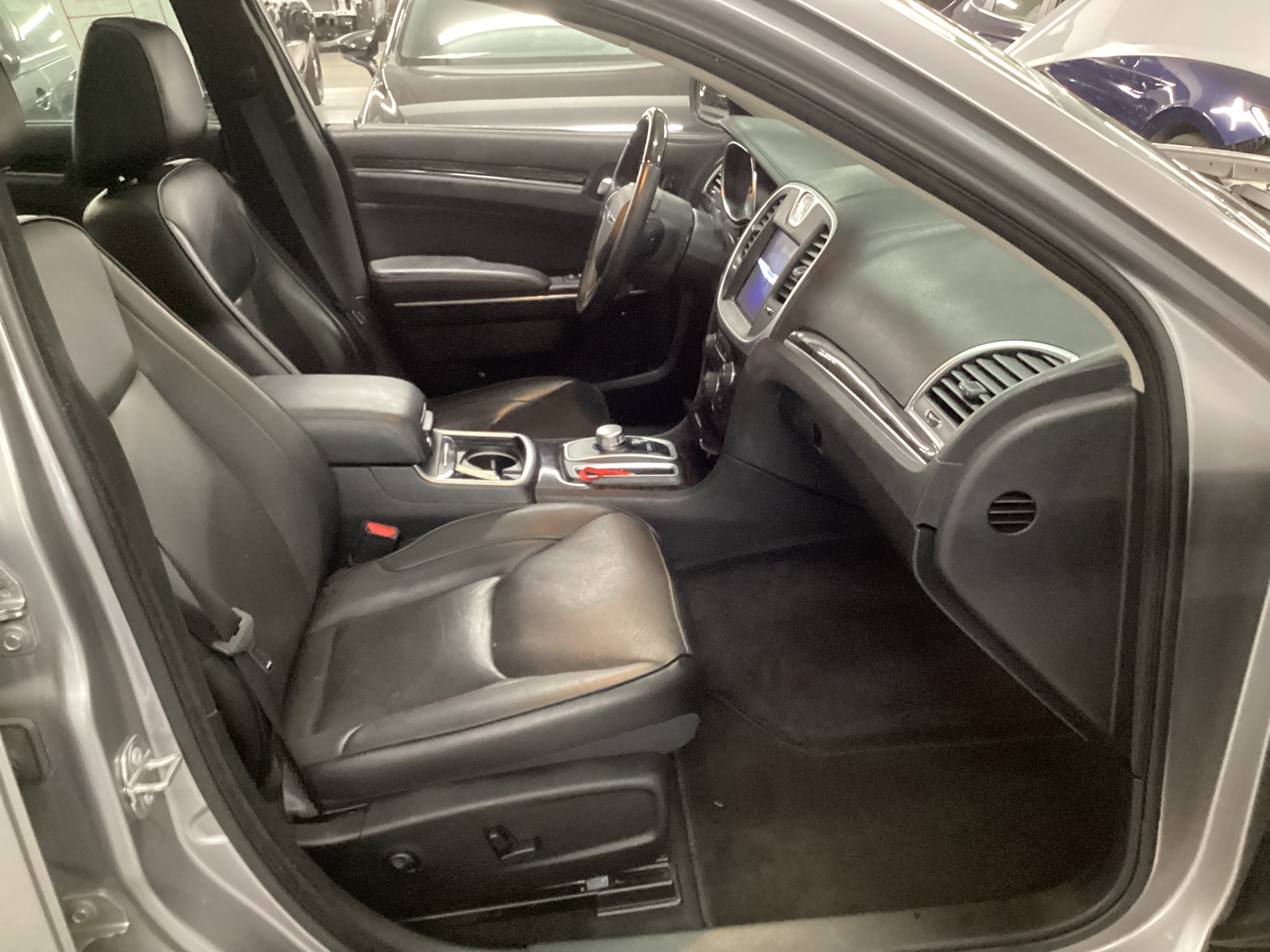 2018 CHRYSLER 300 Limited AWD - Image 11