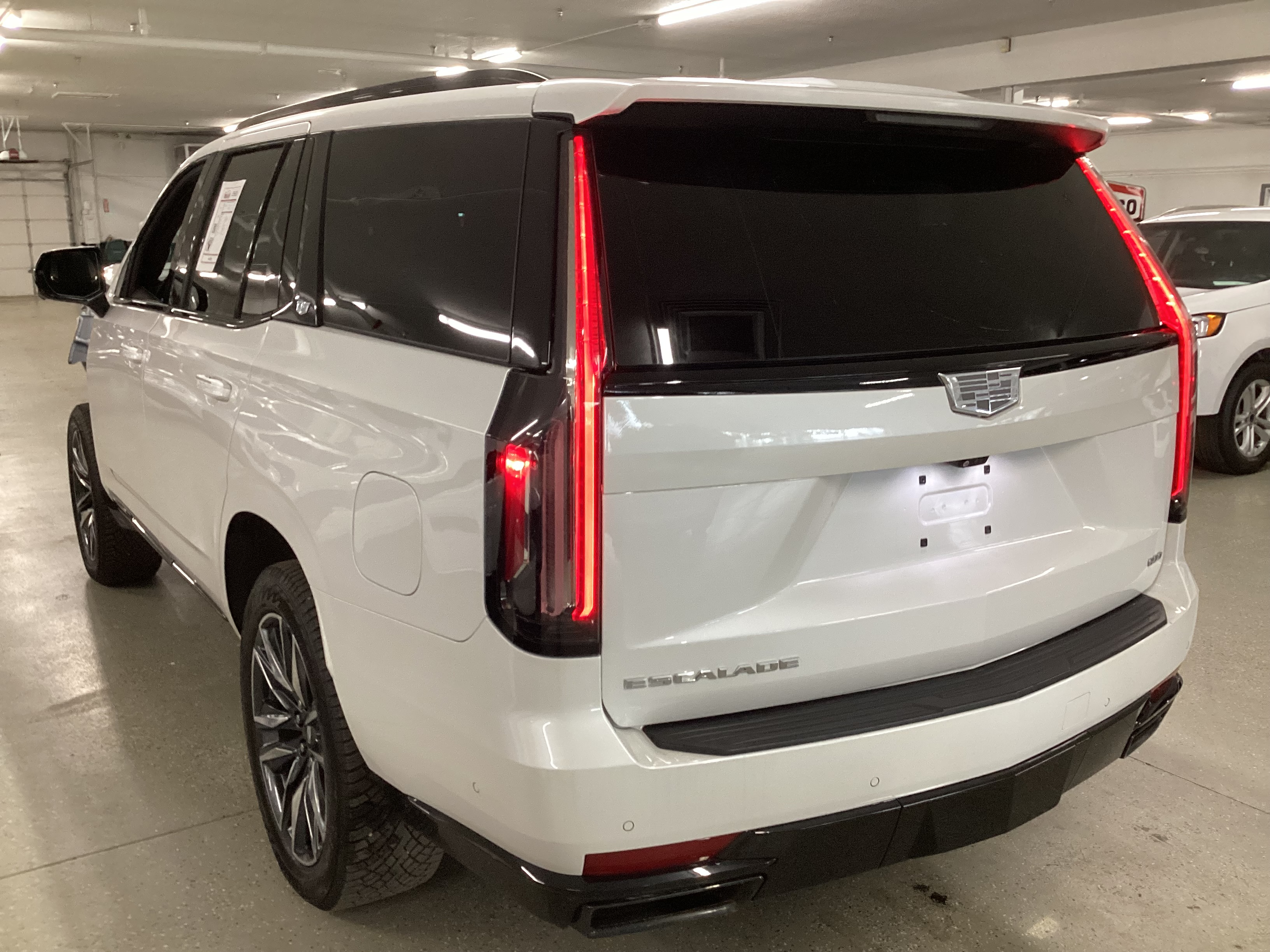 2023 CADILLAC Escalade 4WD Sport Platinum - Image 2