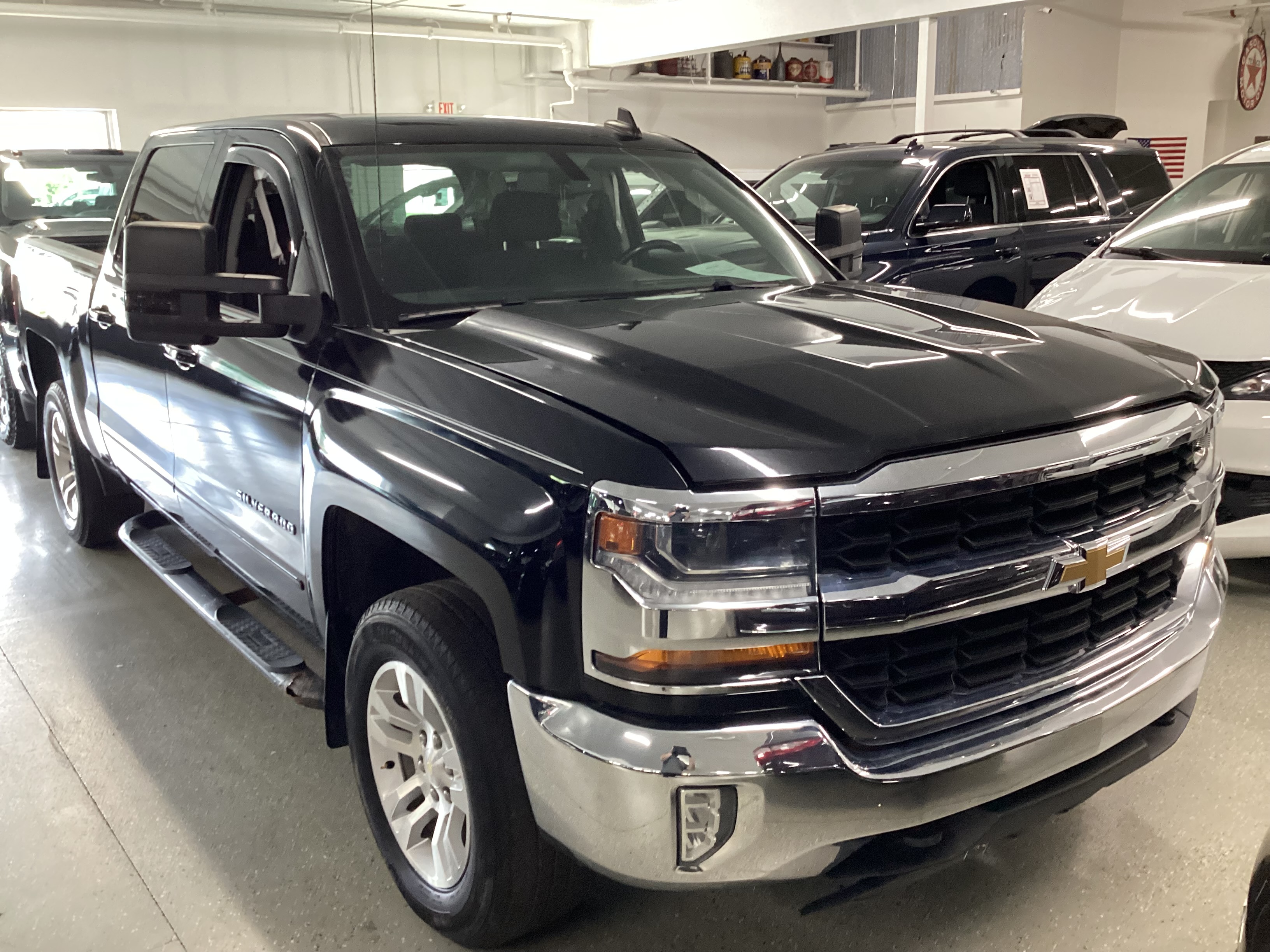 2018 CHEVROLET Silverado LT Crew Cab 4WD - Image 4