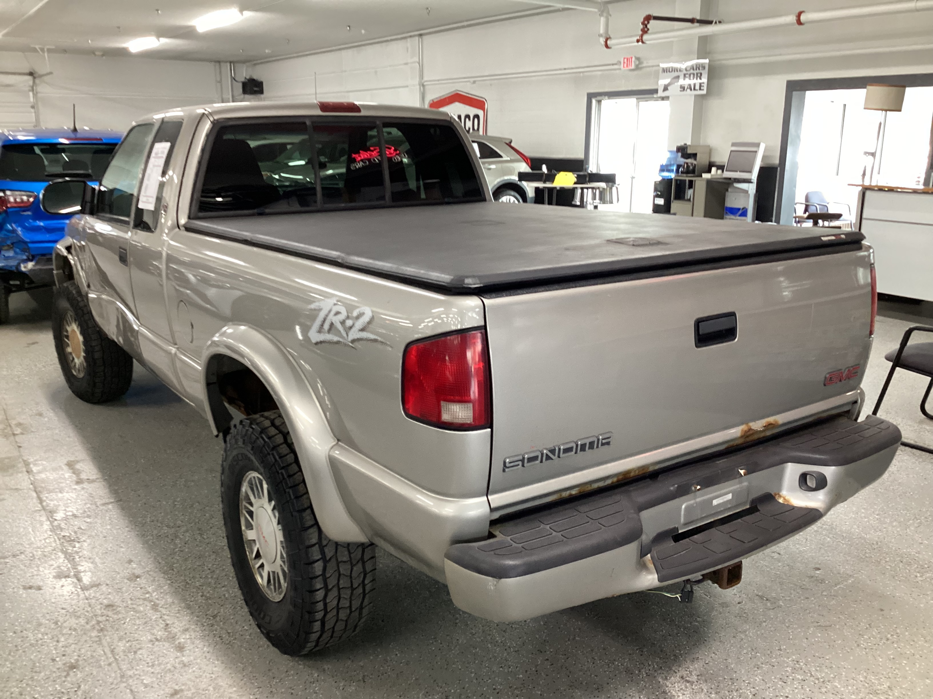 2002 GMC Sonoma Ext. Cab 4WD SLS - Image 2