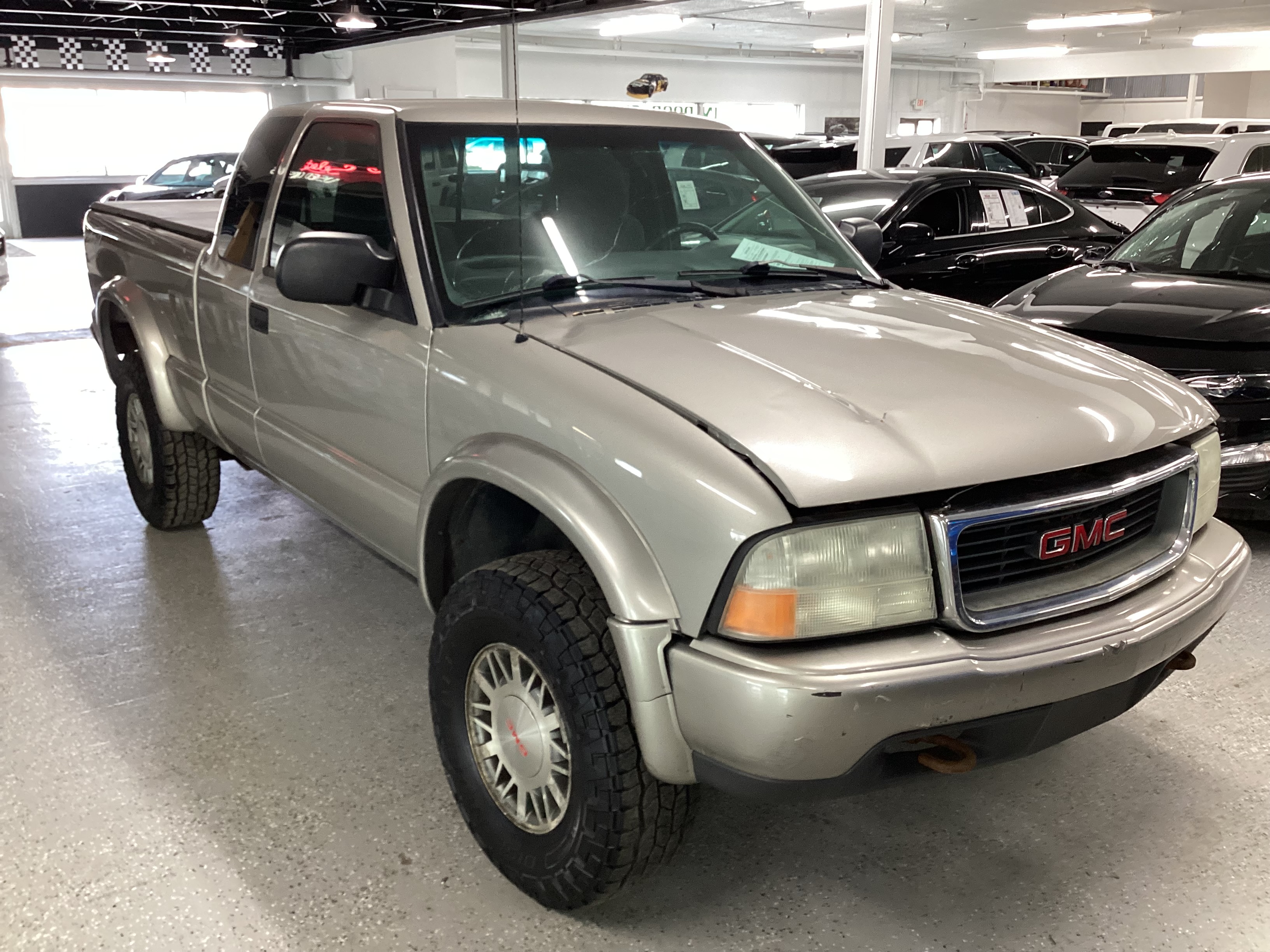 2002 GMC Sonoma Ext. Cab 4WD SLS - Image 4