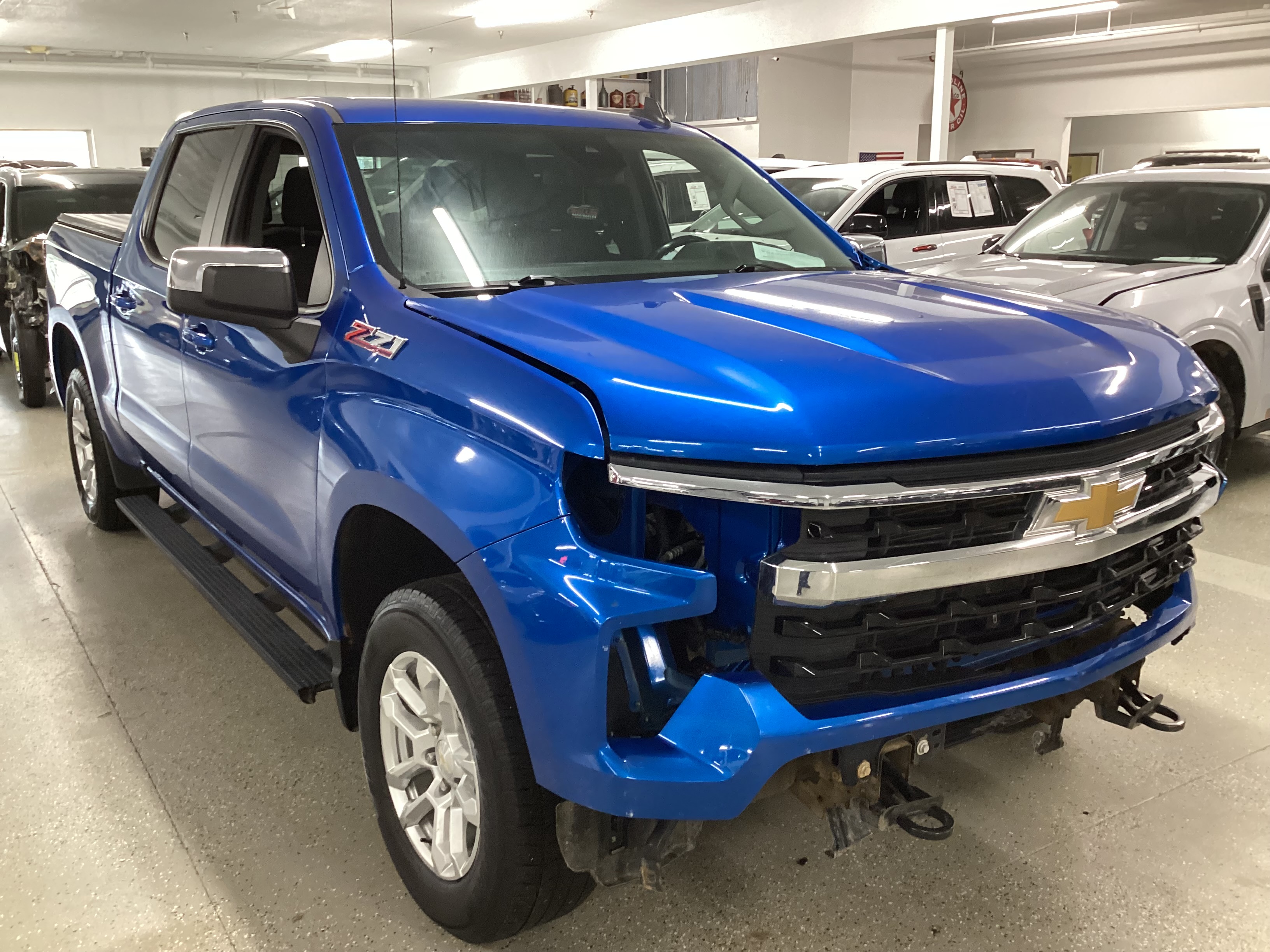 2022 CHEVROLET Silverado LT Crew Cab 4WD - Image 4