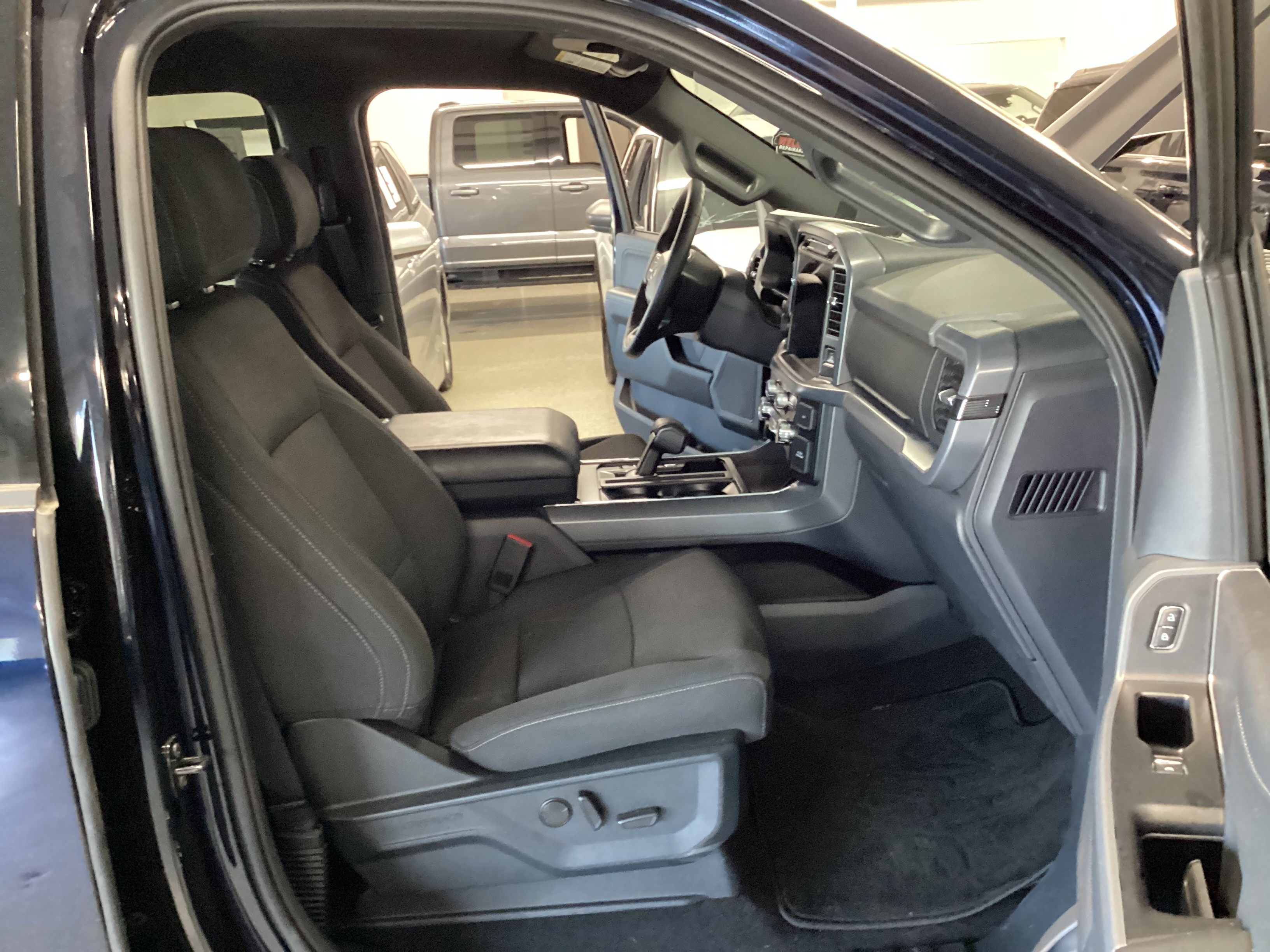 2025 FORD F-150 XLT 4WD SuperCrew - Image 15