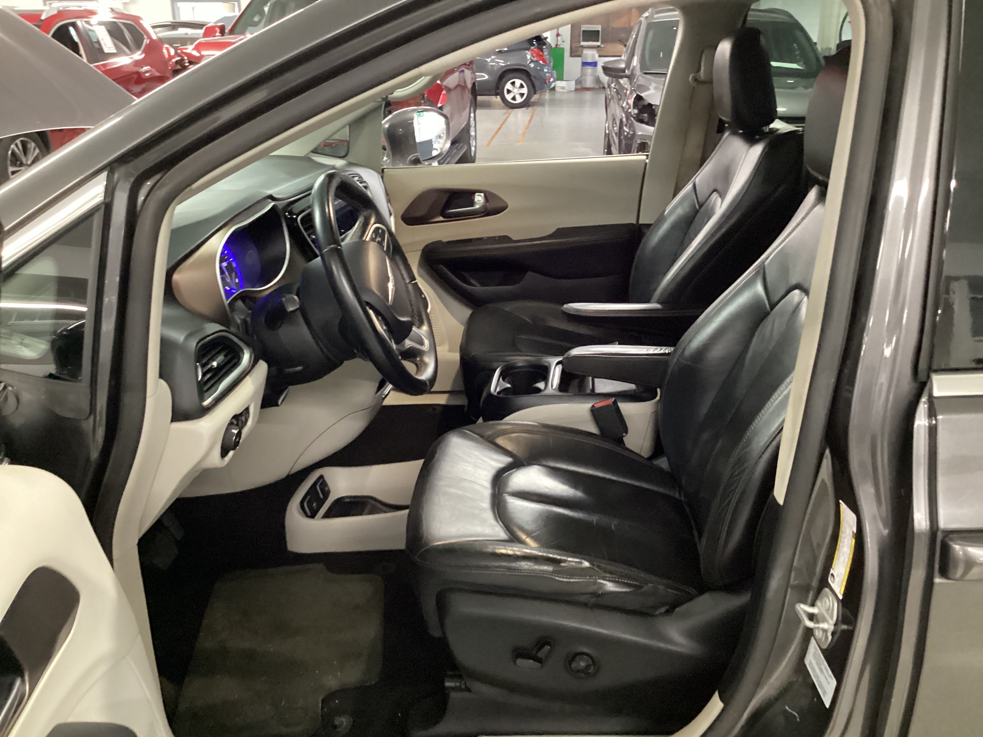 2017 CHRYSLER Pacifica Touring-L - Image 6