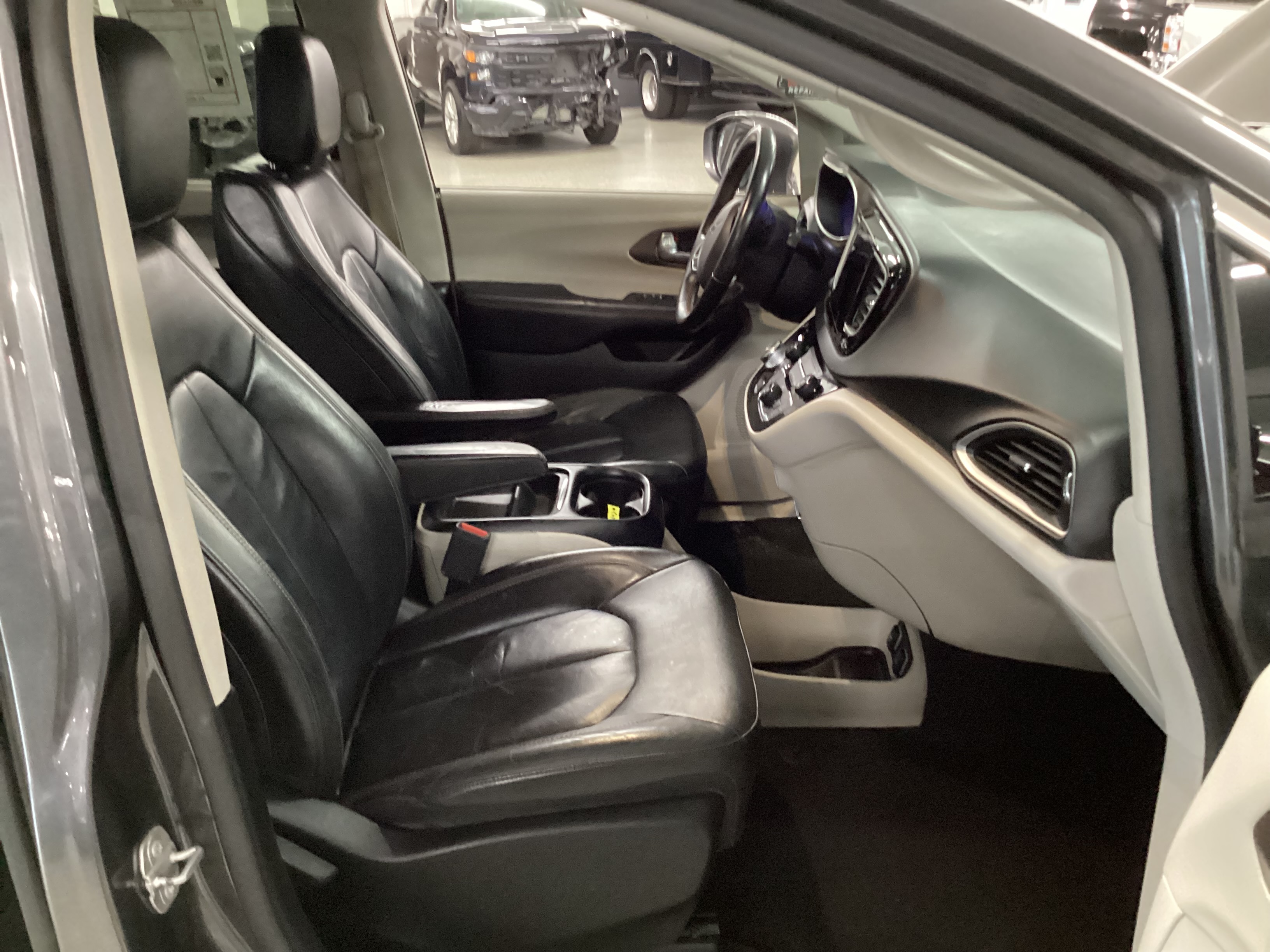 2017 CHRYSLER Pacifica Touring-L - Image 10