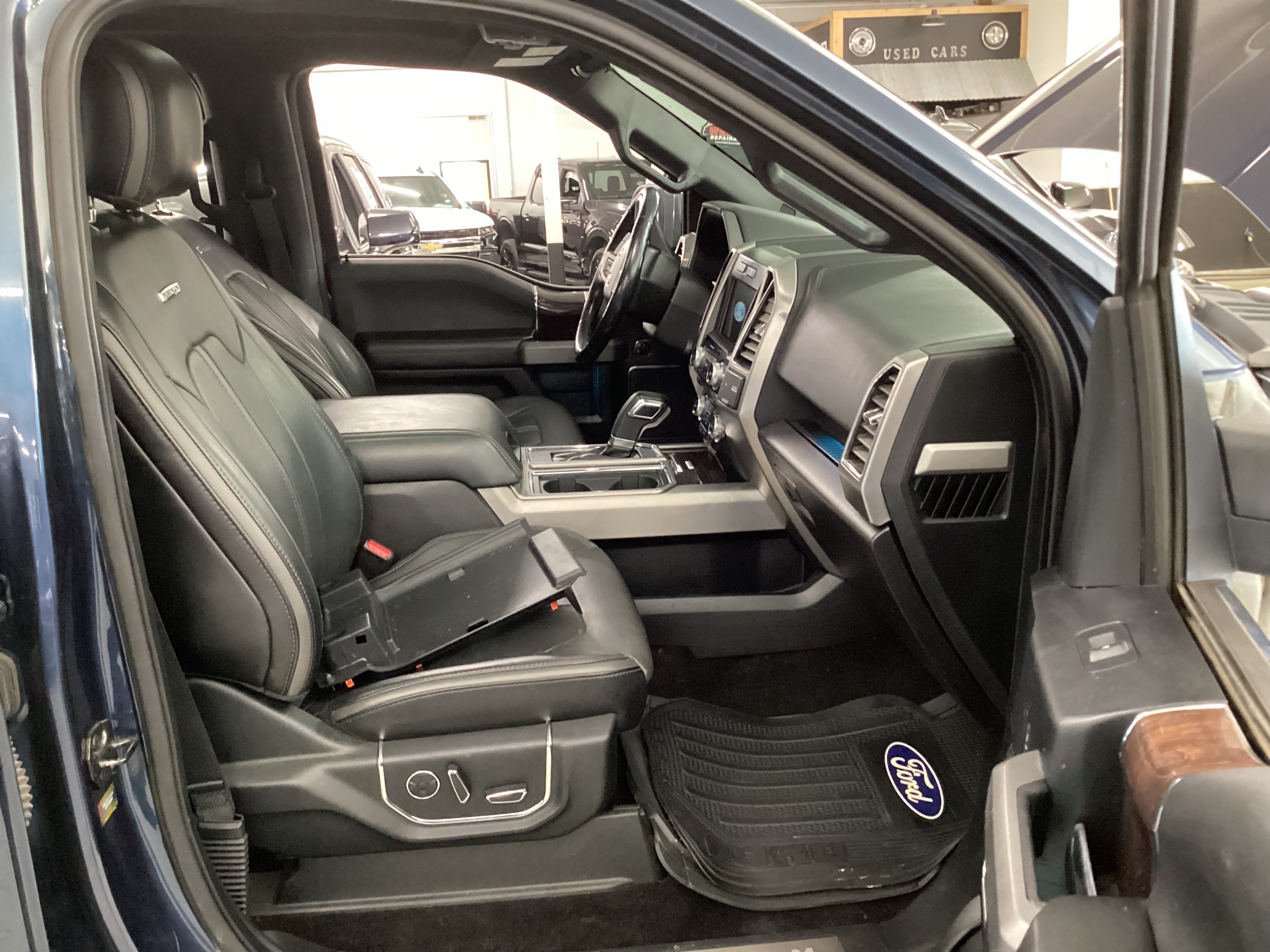 2017 FORD F-150 SuperCrew Platinum 4WD - Image 16