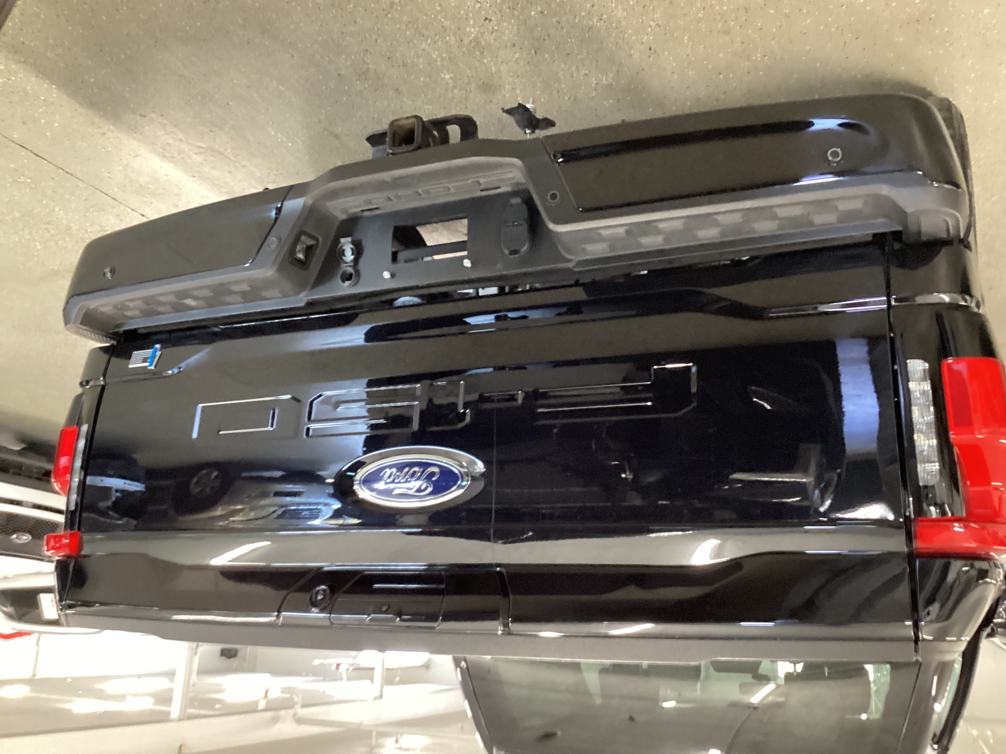 2023 FORD F-150 Lightning XLT 4WD SuperCrew - Image 4