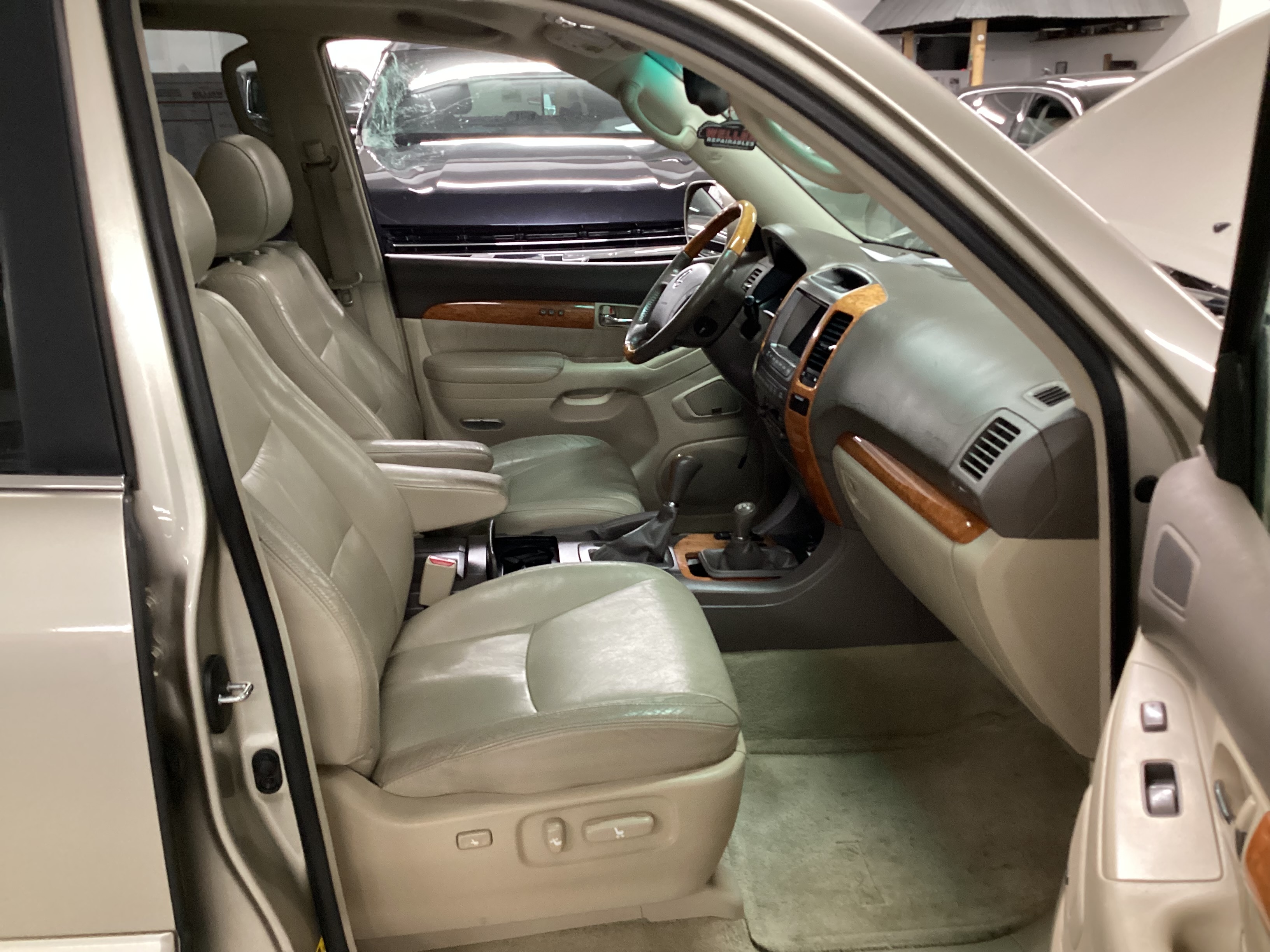 2005 LEXUS GX470 4WD - Image 13