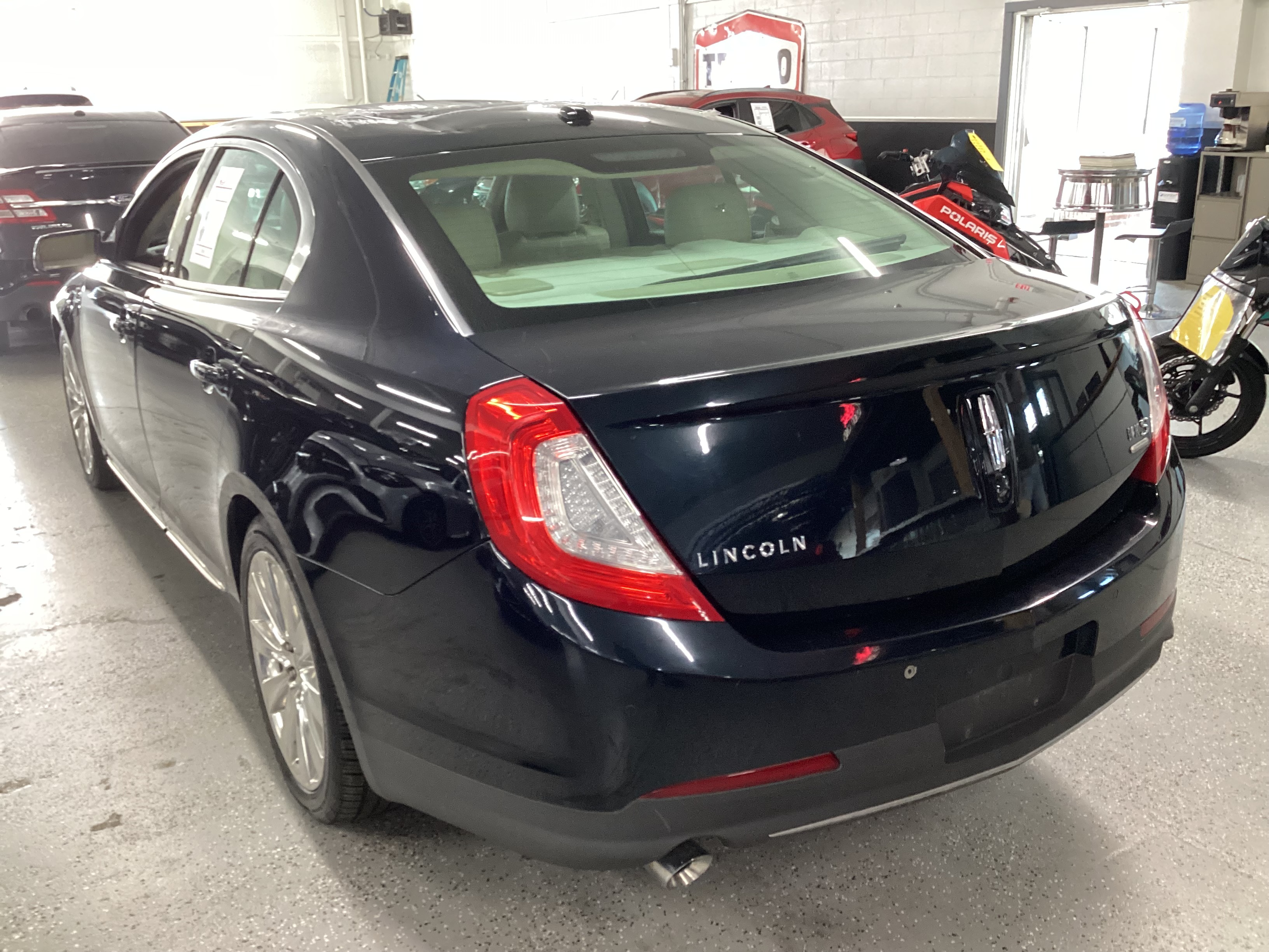 2014 LINCOLN MKS AWD - Image 2