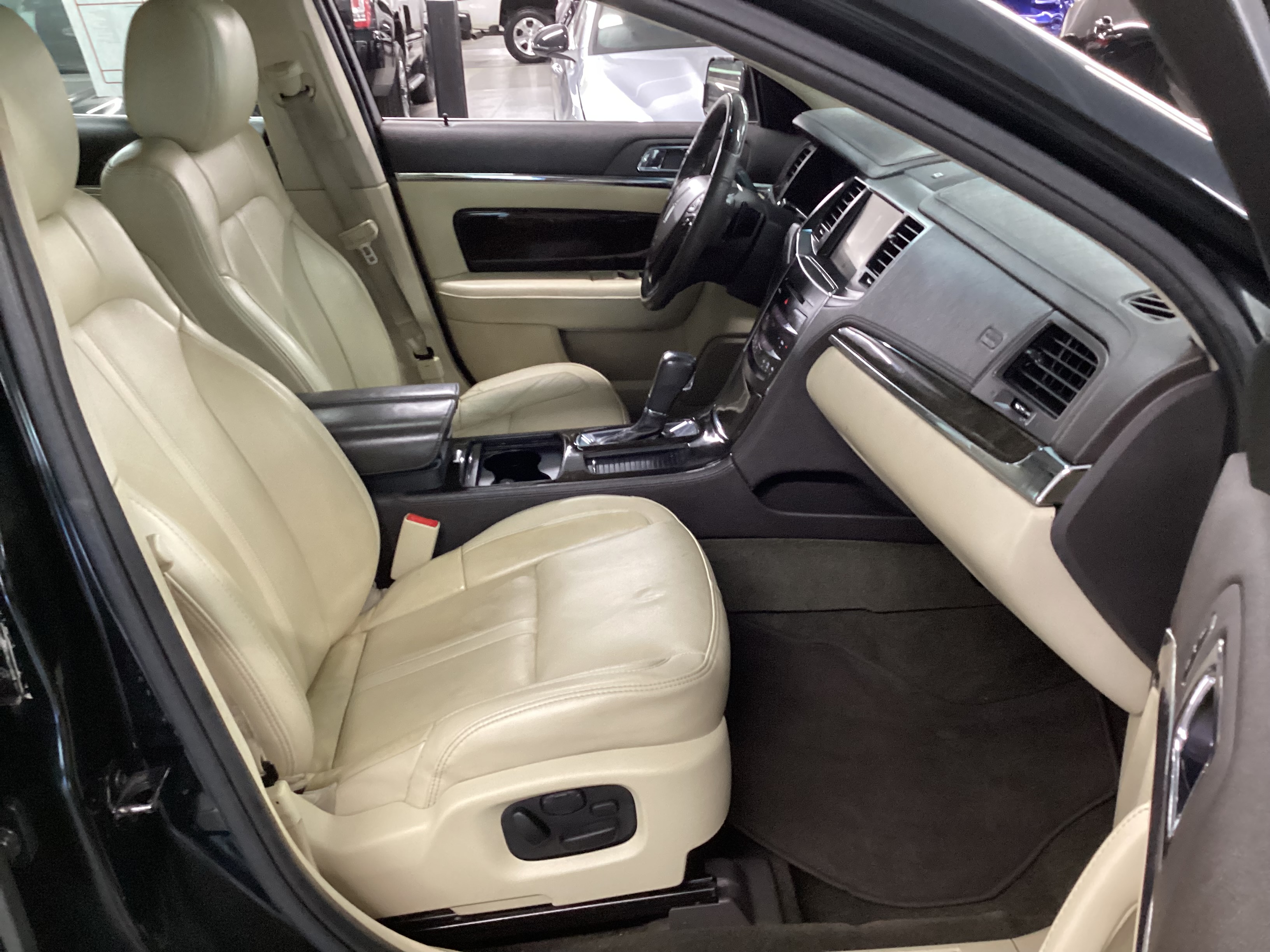 2014 LINCOLN MKS AWD - Image 9