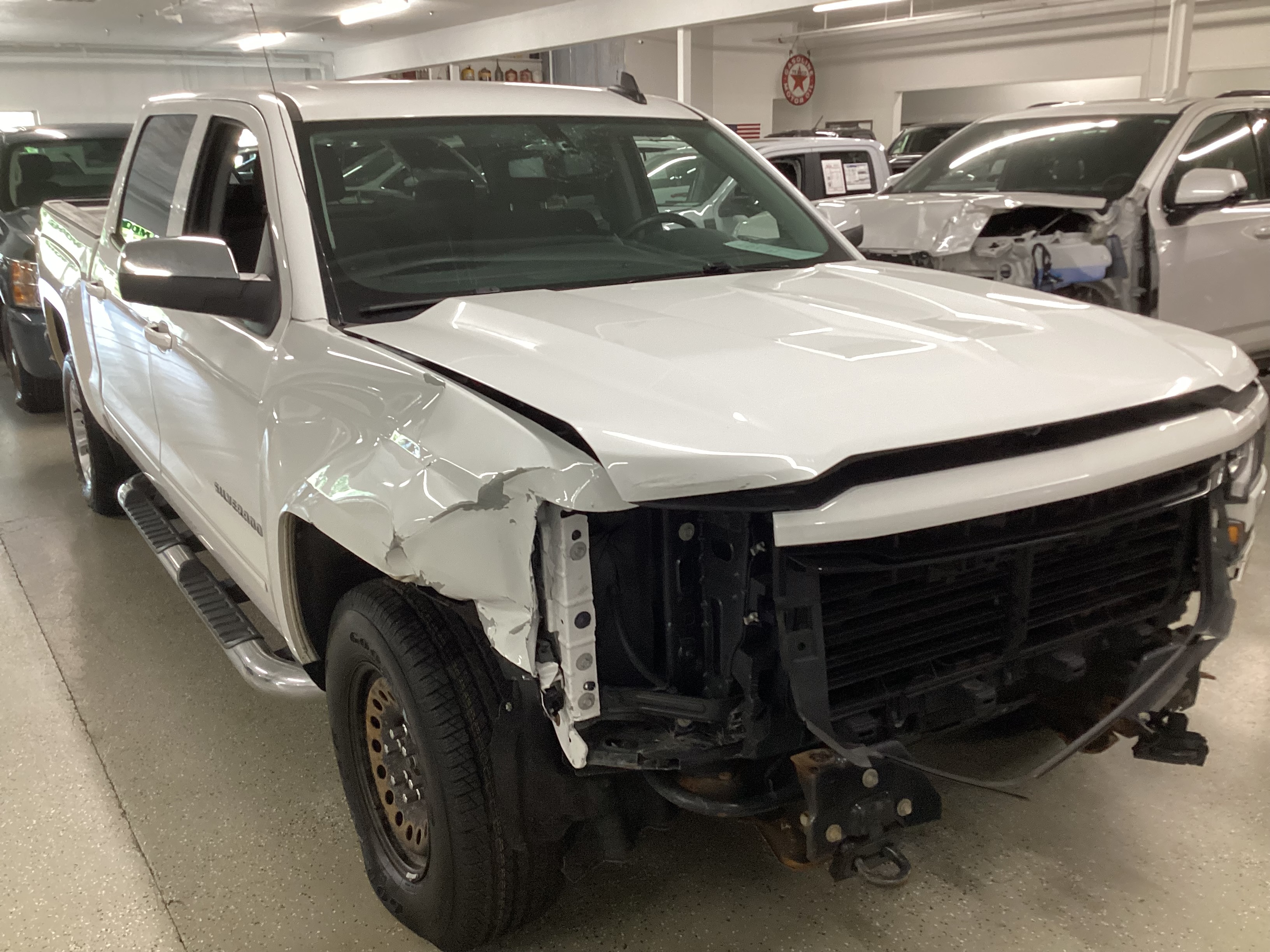 2017 CHEVROLET Silverado LT 4WD Crew Cab - Image 4