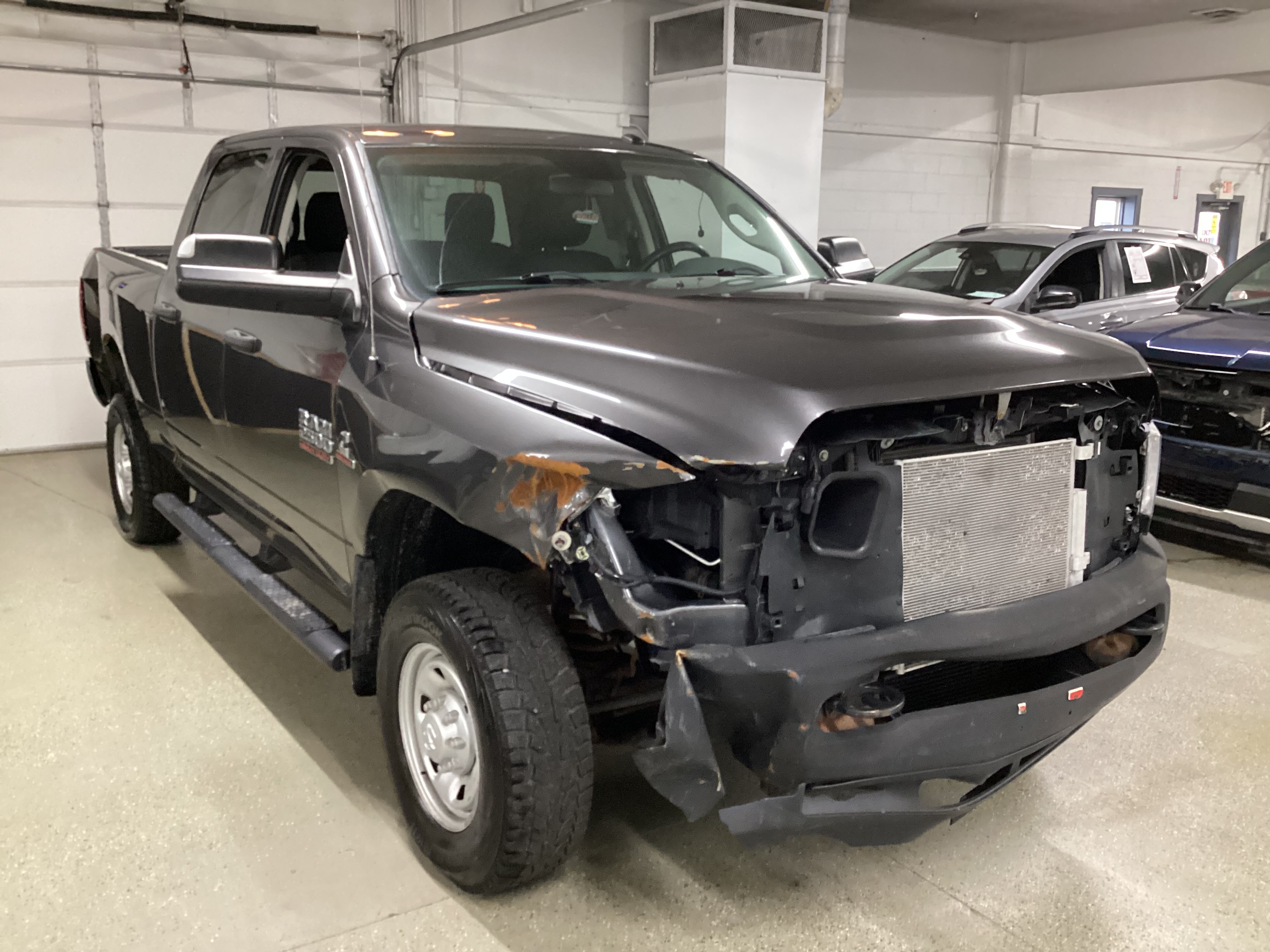 2016 RAM 2500 4WD Crew Cab Tradesman - Image 4
