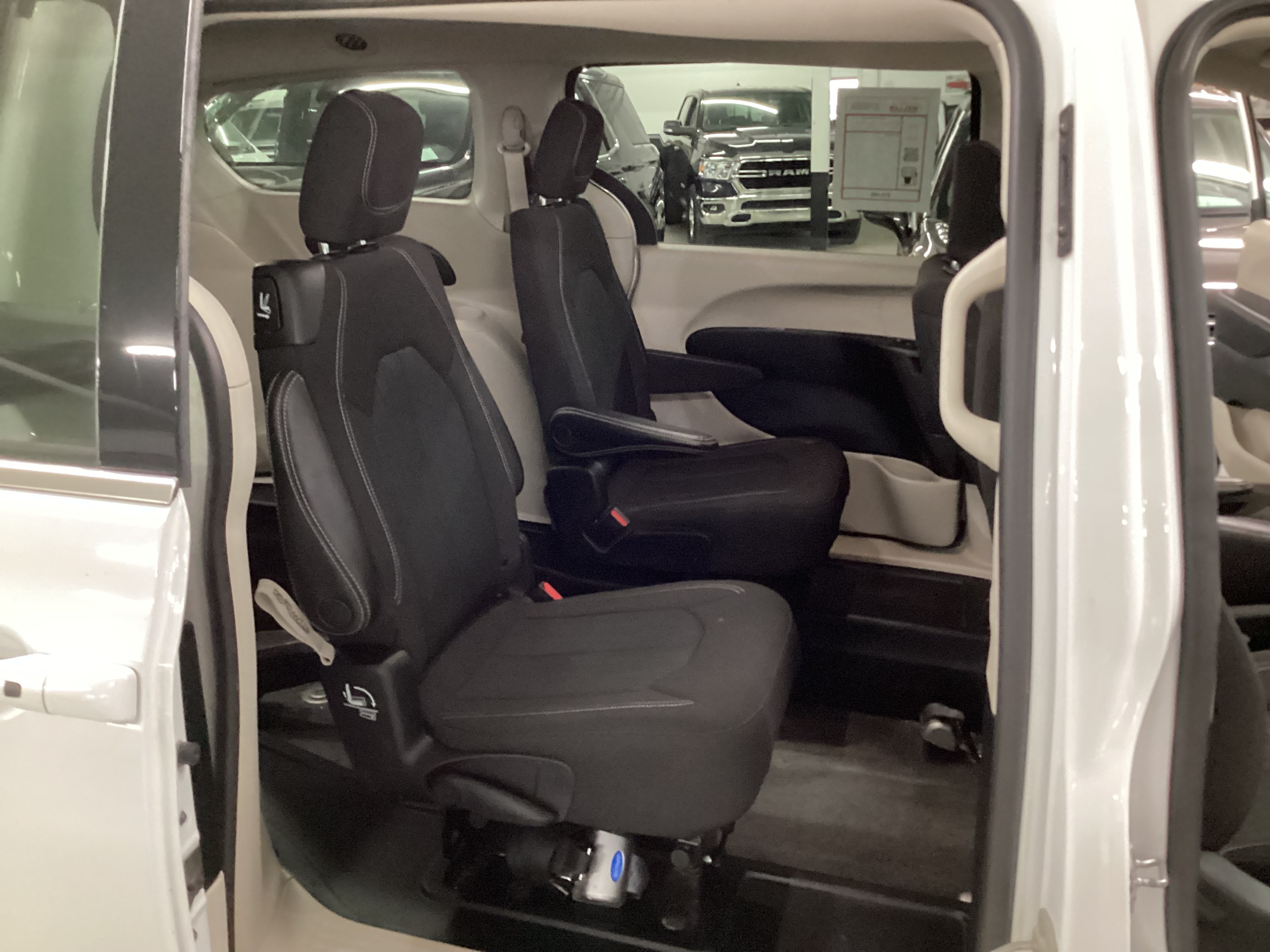 2022 CHRYSLER Voyager LX Handicap Van - Image 12