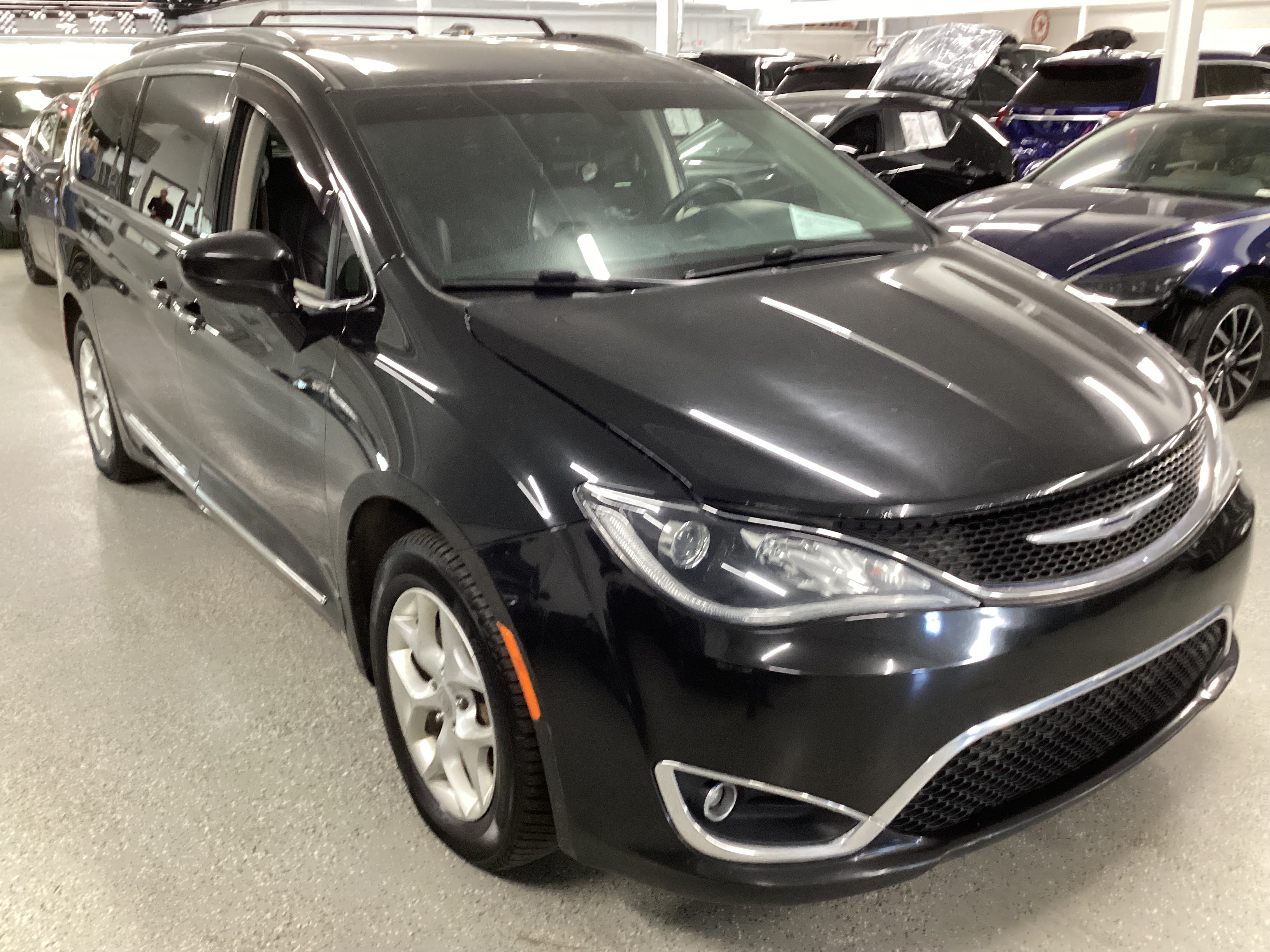 2017 CHRYSLER Pacifica Touring-L Plus - Image 4