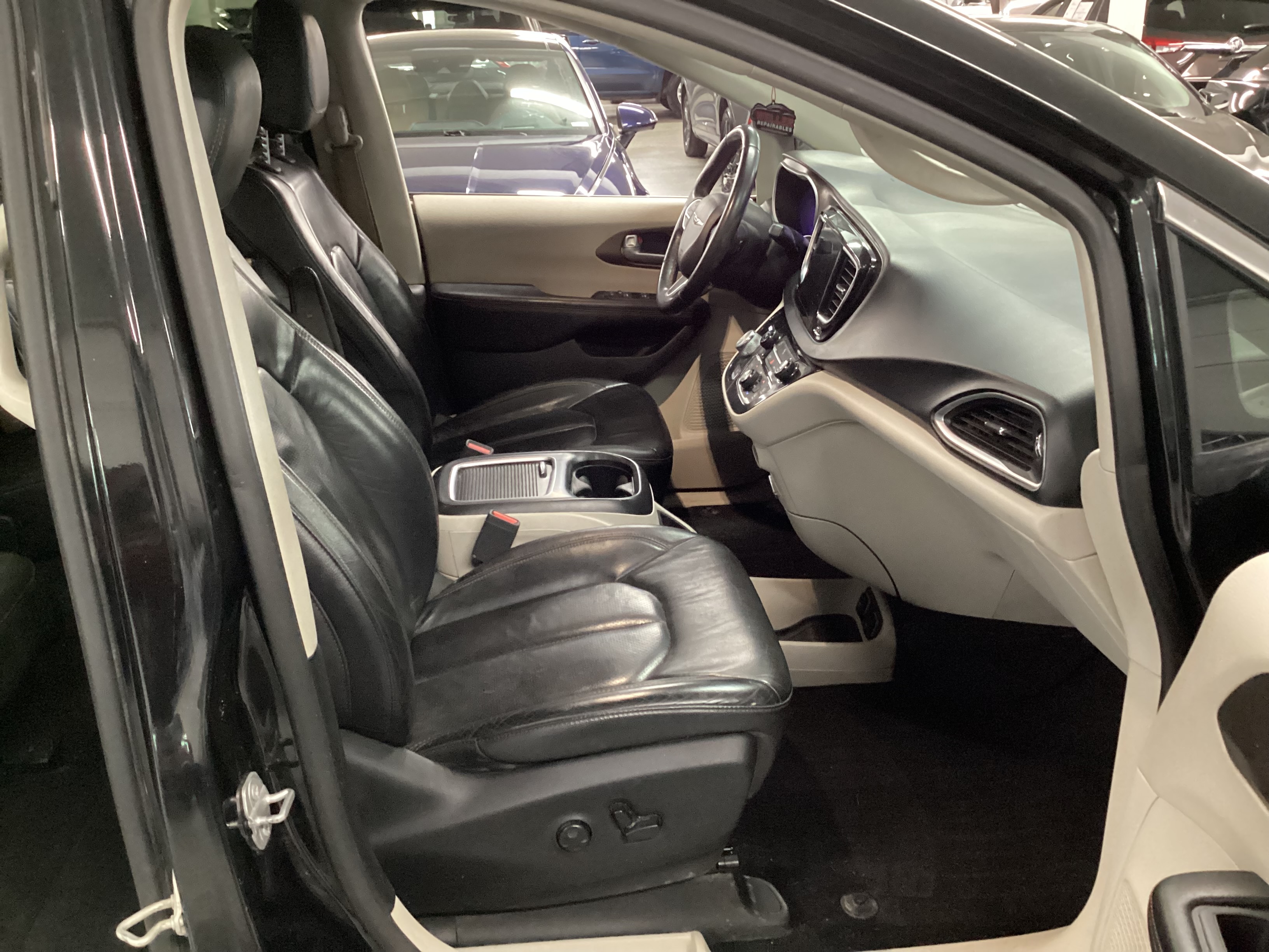2017 CHRYSLER Pacifica Touring-L Plus - Image 11