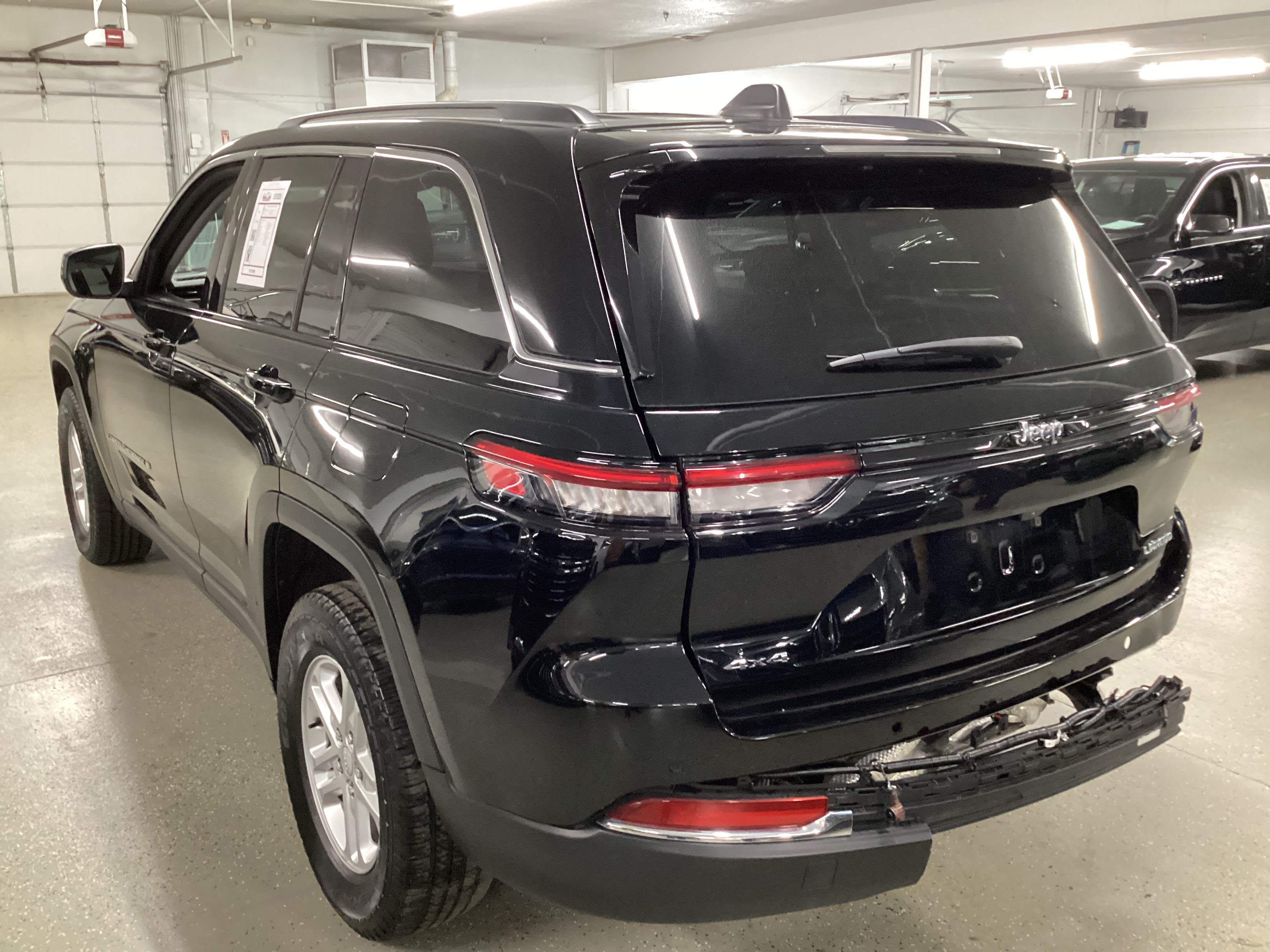 2023 JEEP Grand Cherokee Laredo 4x4 - Image 2