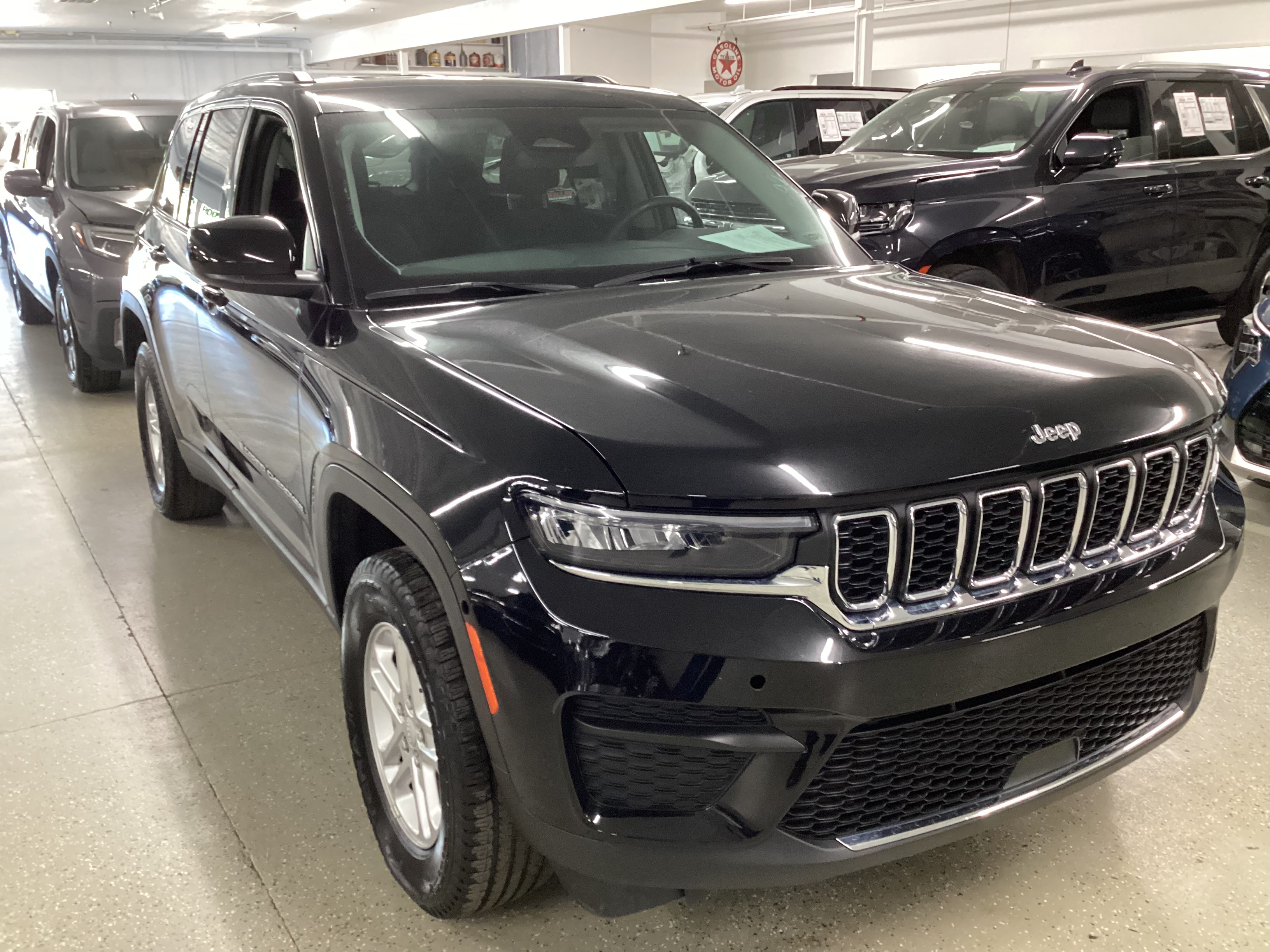2023 JEEP Grand Cherokee Laredo 4x4 - Image 4