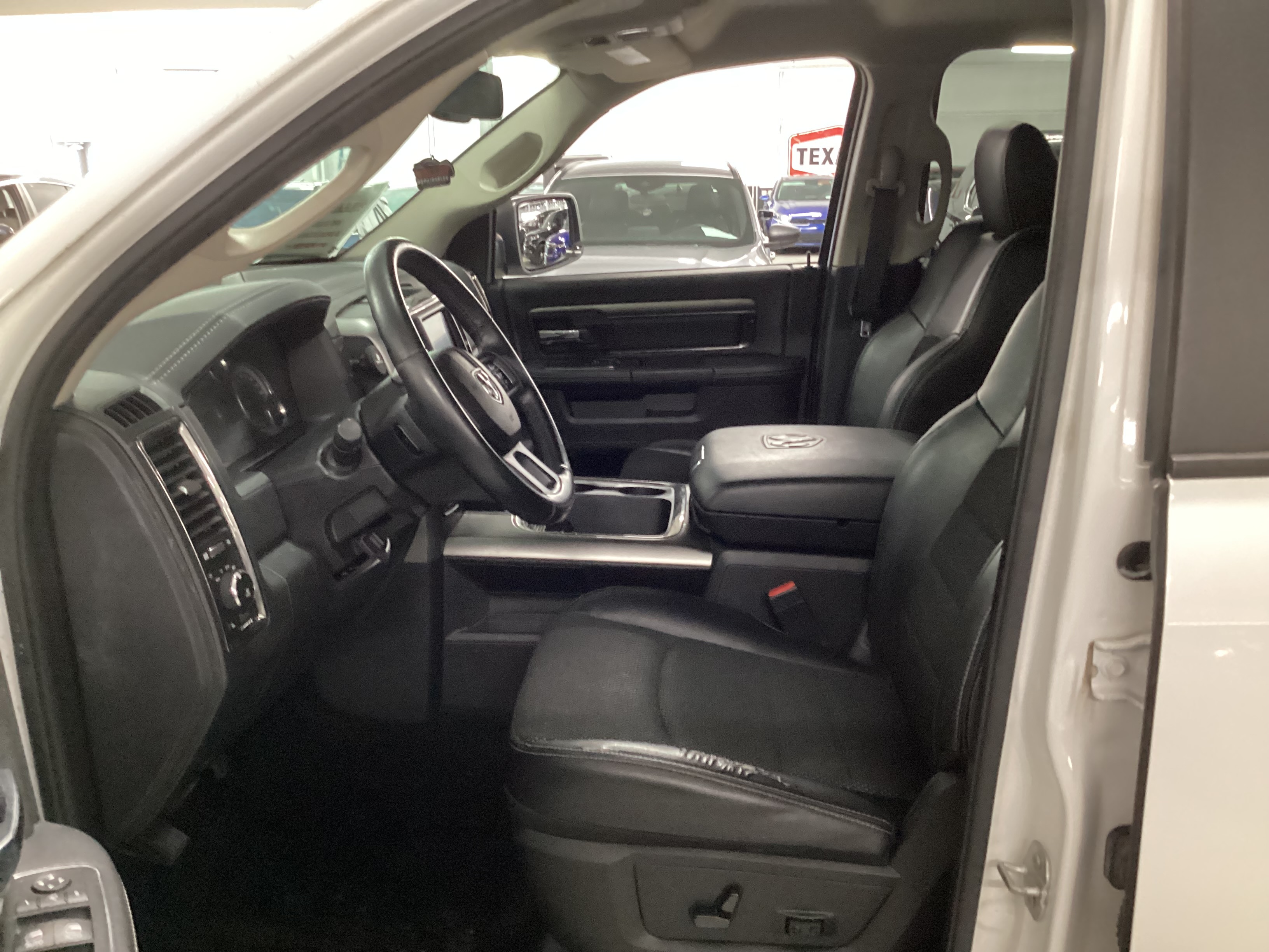 2016 RAM 1500 Sport 4WD Crew Cab - Image 9