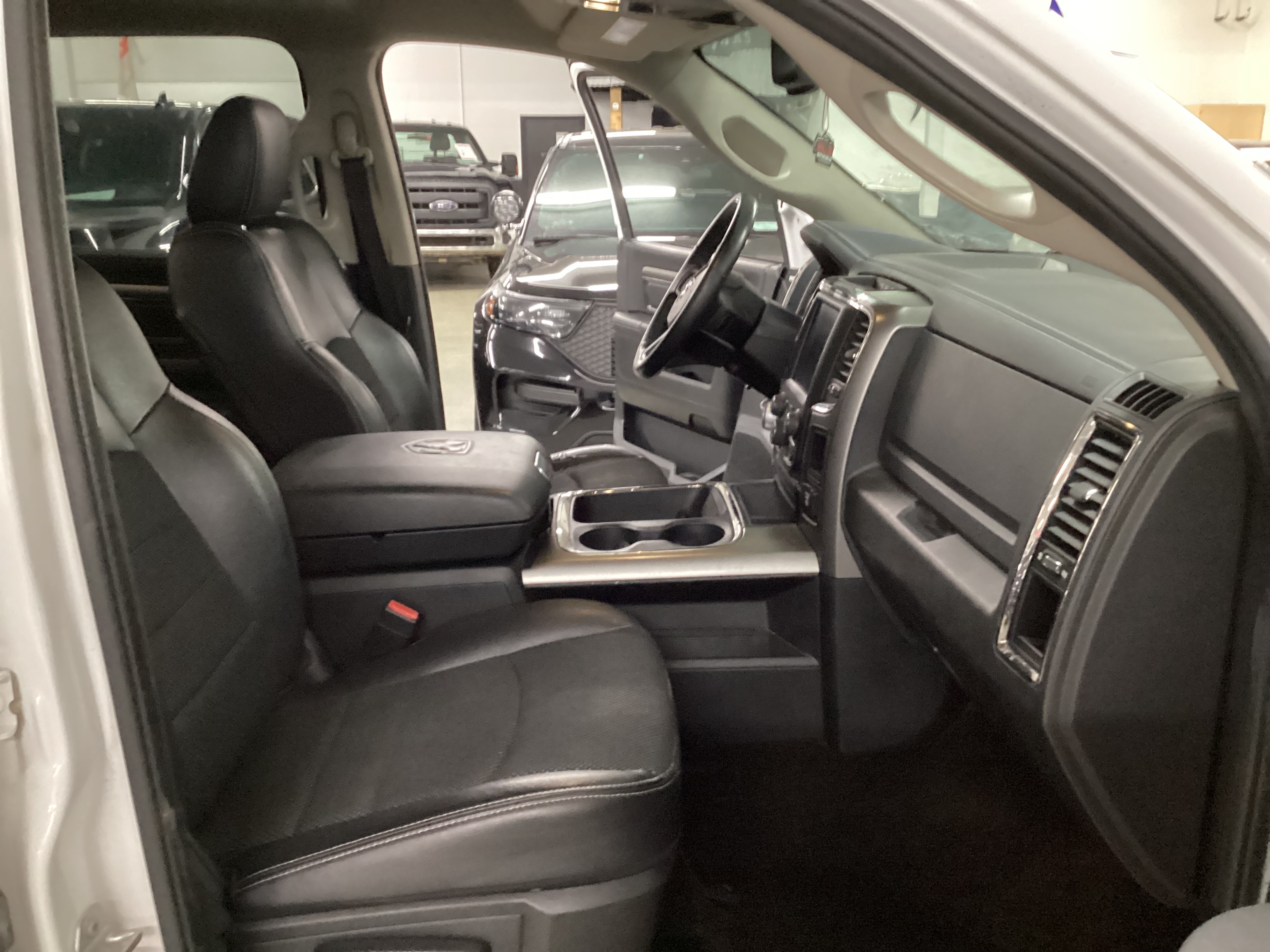 2016 RAM 1500 Sport 4WD Crew Cab - Image 14