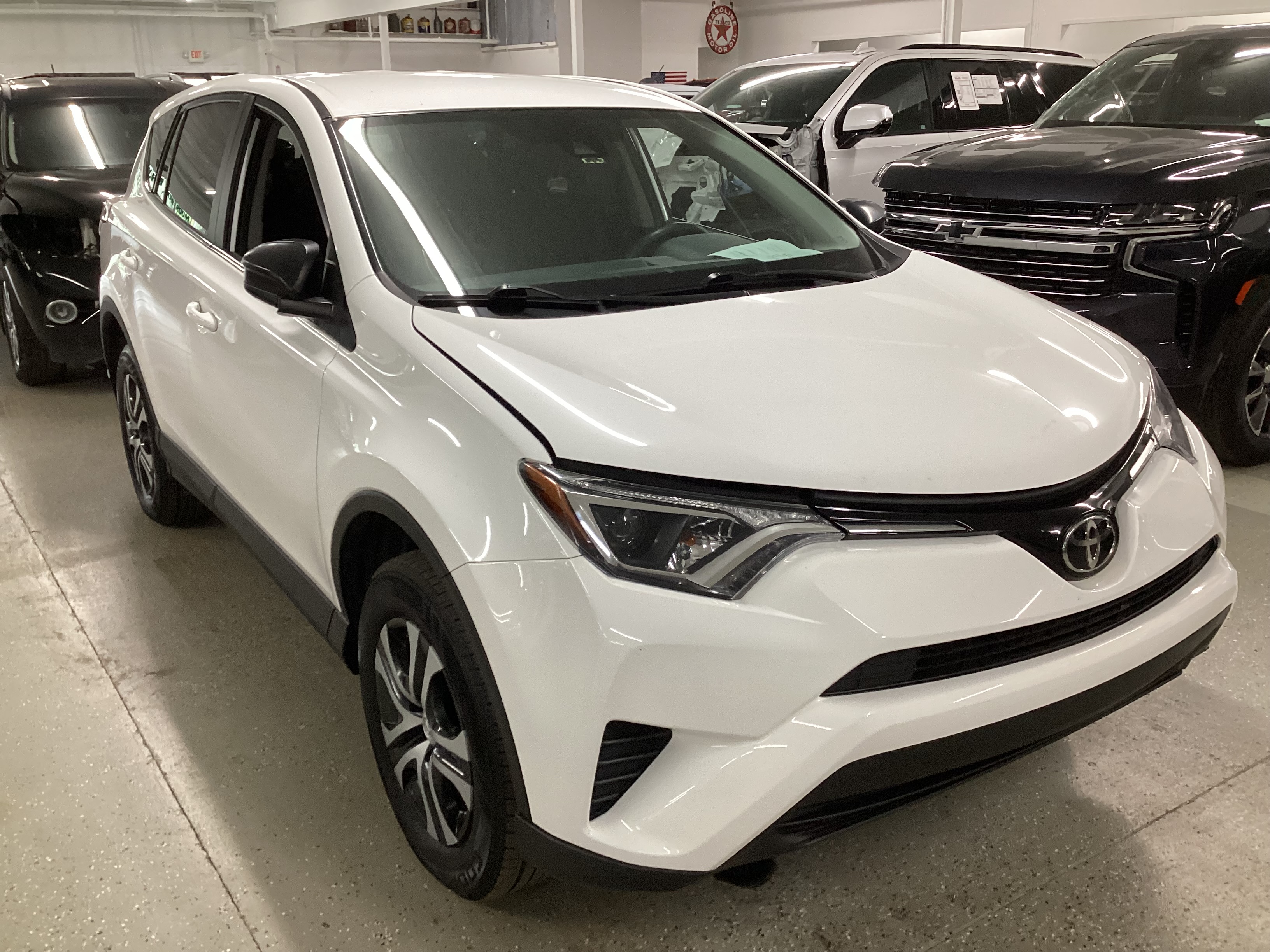 2018 TOYOTA RAV4 LE AWD - Image 4