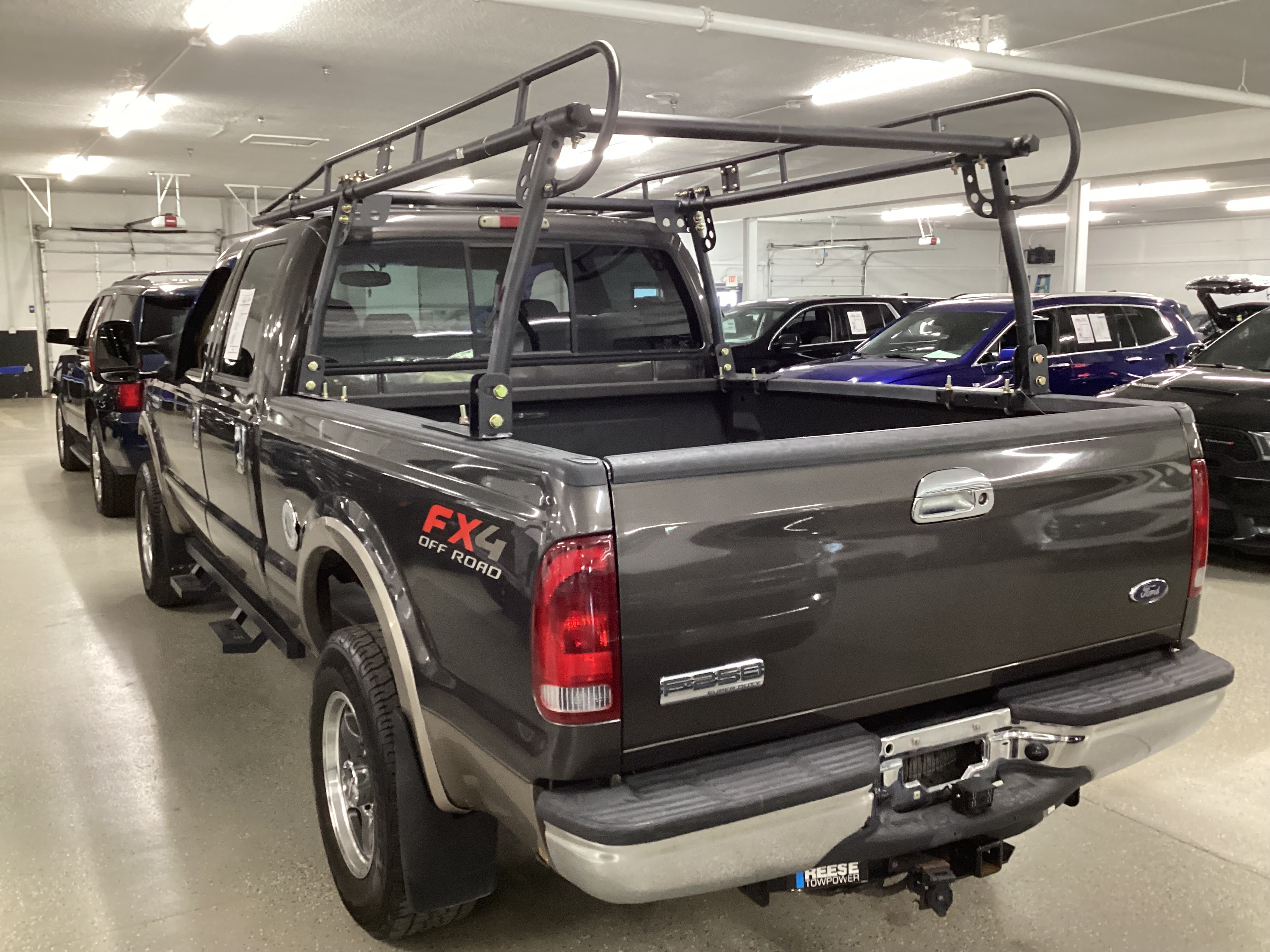 2005 FORD F-250 Lariat 4WD Crew Cab - Image 2