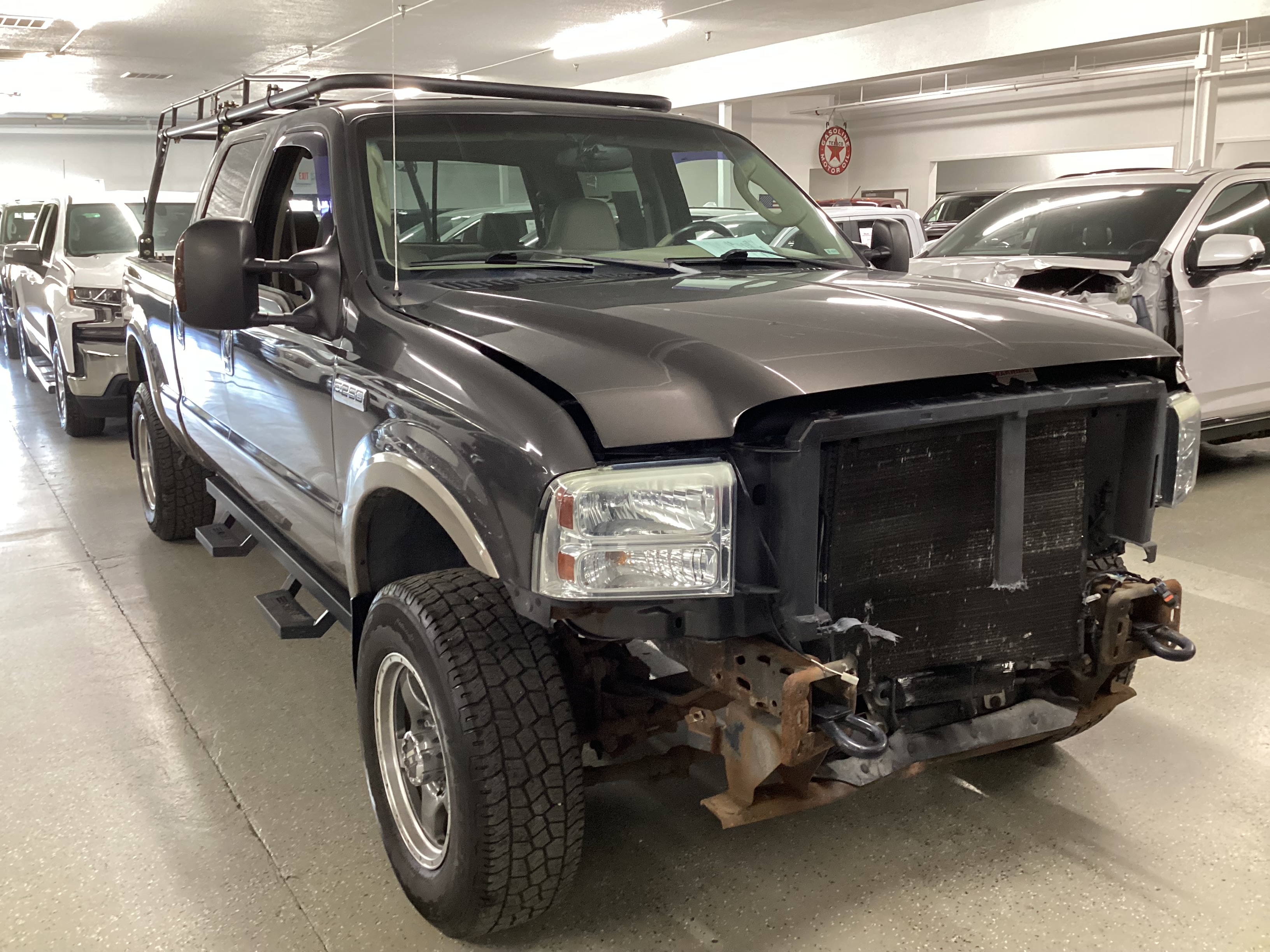 2005 FORD F-250 Lariat 4WD Crew Cab - Image 4